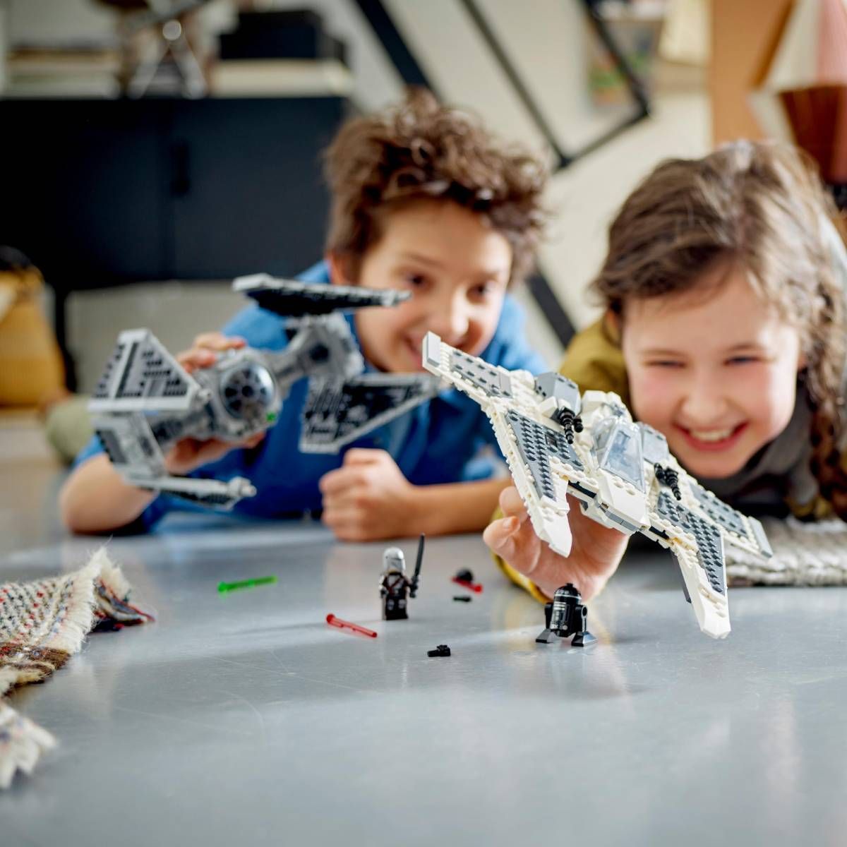 LEGO 75348 Star Wars Le Chasseur Fang Mandalorien Contre le TIE Interceptor, Jouet de Vaisseaux Spatiaux pour Enfants avec 3 Minifigurines, Figurine Droïde et Sabre Noir, Cadeau