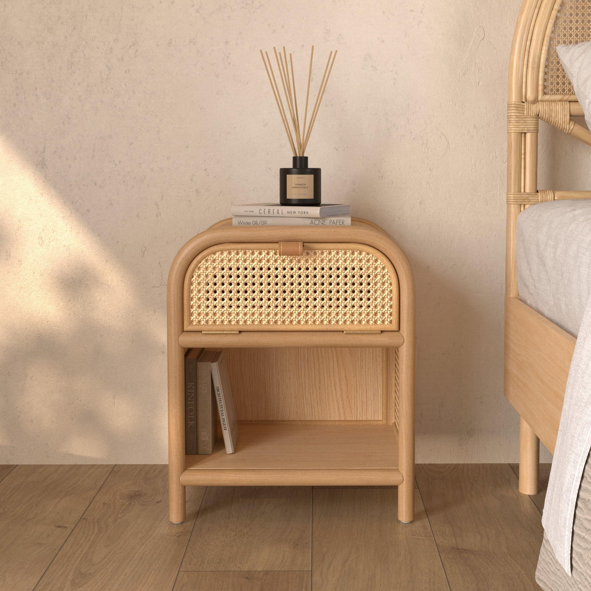 Voir la diapositive 2 : MAISON PAVANE Table de chevet en bois massif, 1 porte et 1 niche-alata