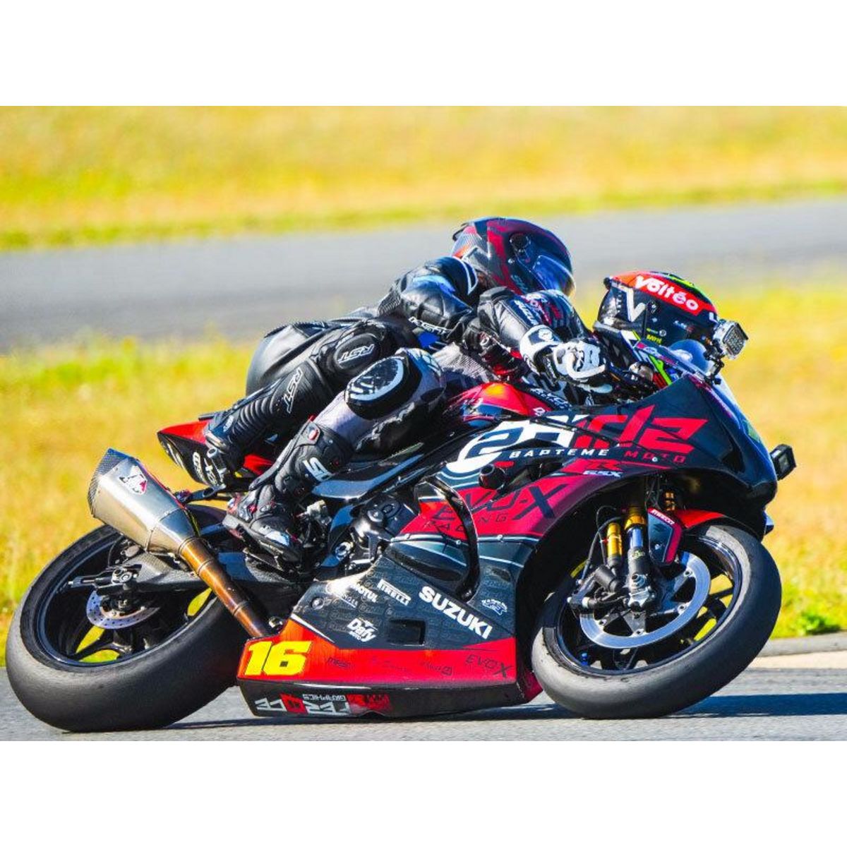 Smartbox Baptême passager en moto : 3 tours à l'arrière d'un pilote professionnel sur le circuit du Val de Vienne - Coffret Cadeau Sport & Aventure