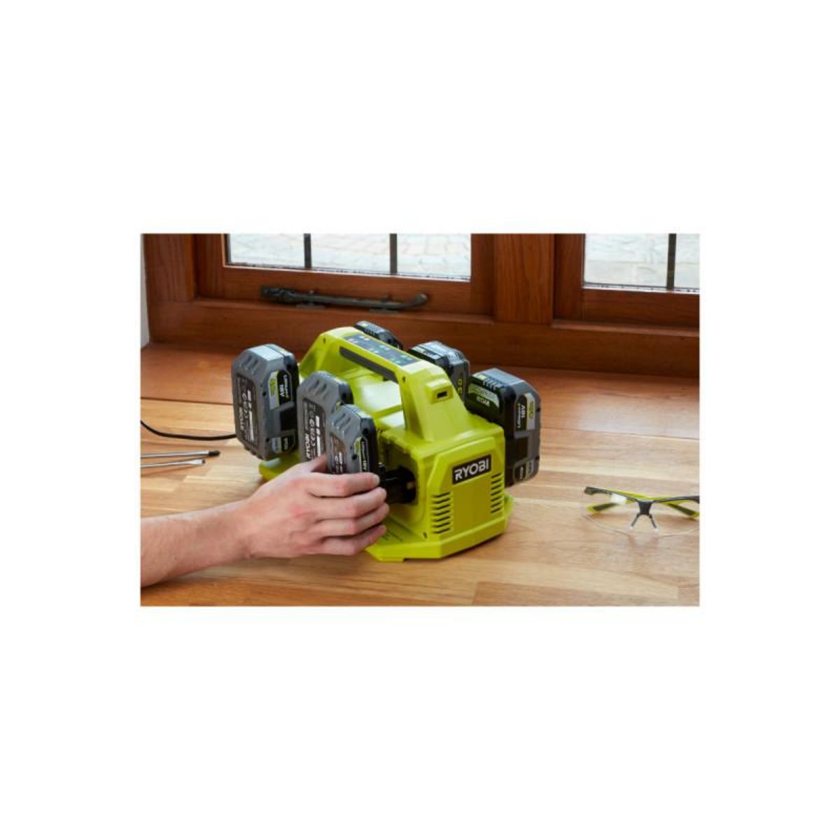 Ryobi Chargeur de batterie RYOBI - RC18640 - 18V One+ Lithium-ion - 6 ports