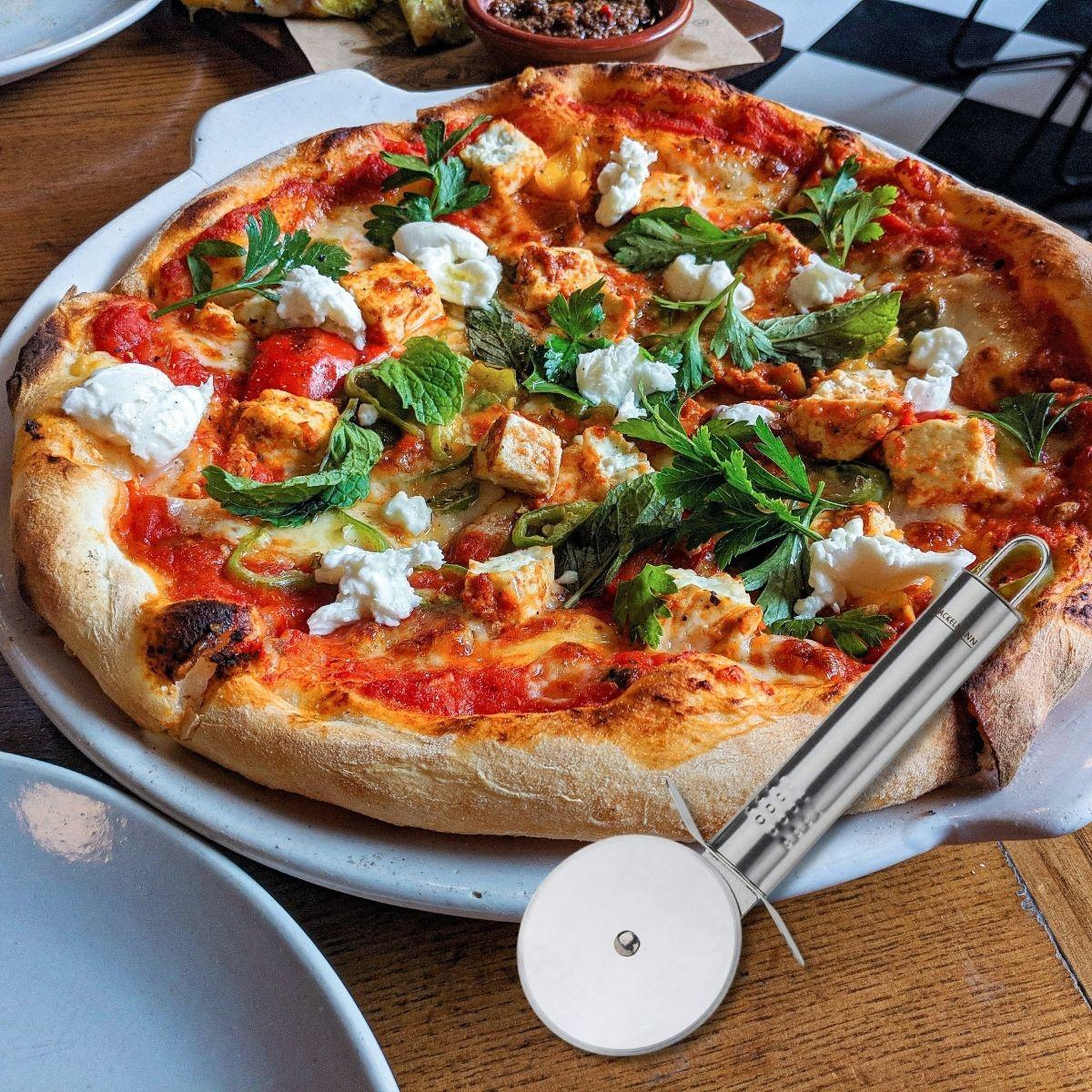 Voir la diapositive 2 : Fackelmann Roulette à pizza en inox 18,5 cm Fackelmann Ovale Limited Edition