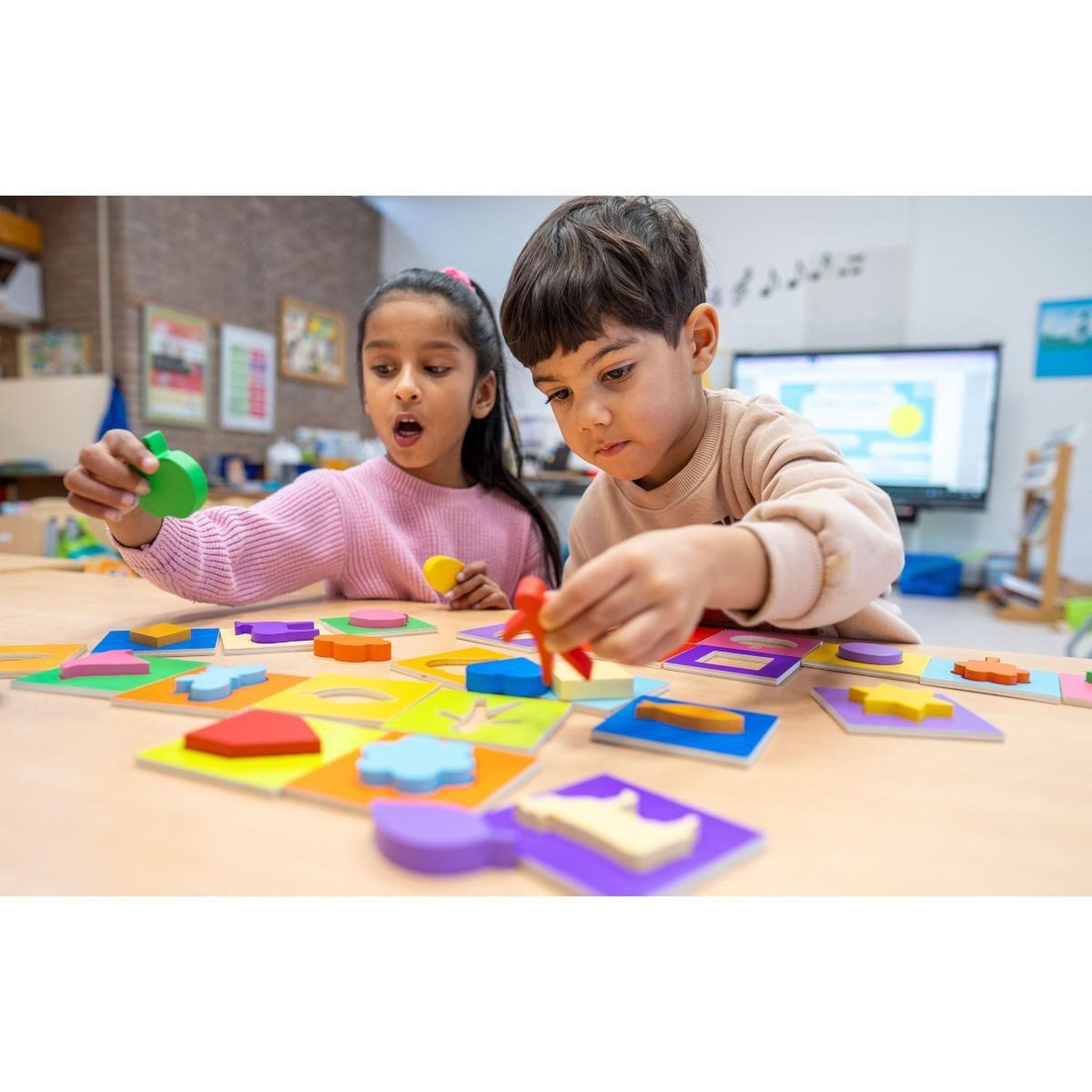 Voir la diapositive 3 : EDUCO Combinez les formes — 44 éléments