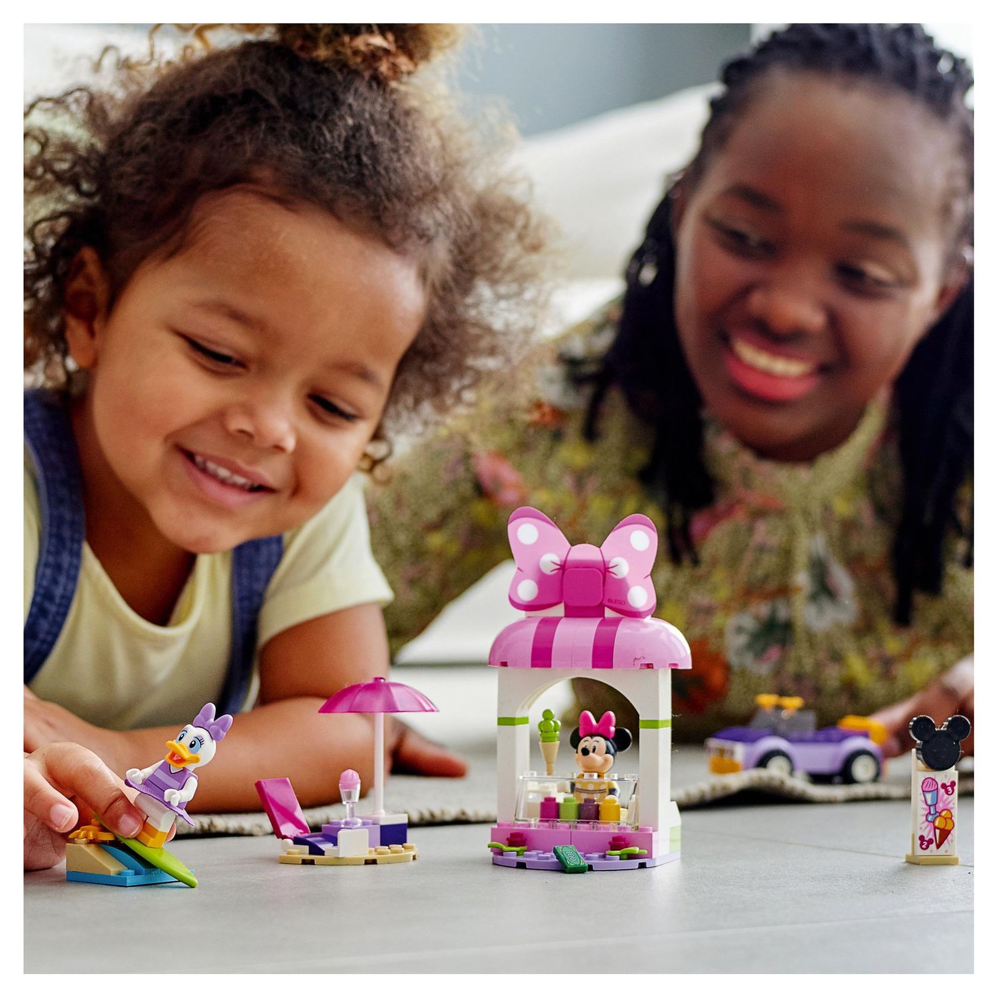 Voir la diapositive 7 : LEGO Disney 10773 - Le magasin de glaces de Minnie Mouse