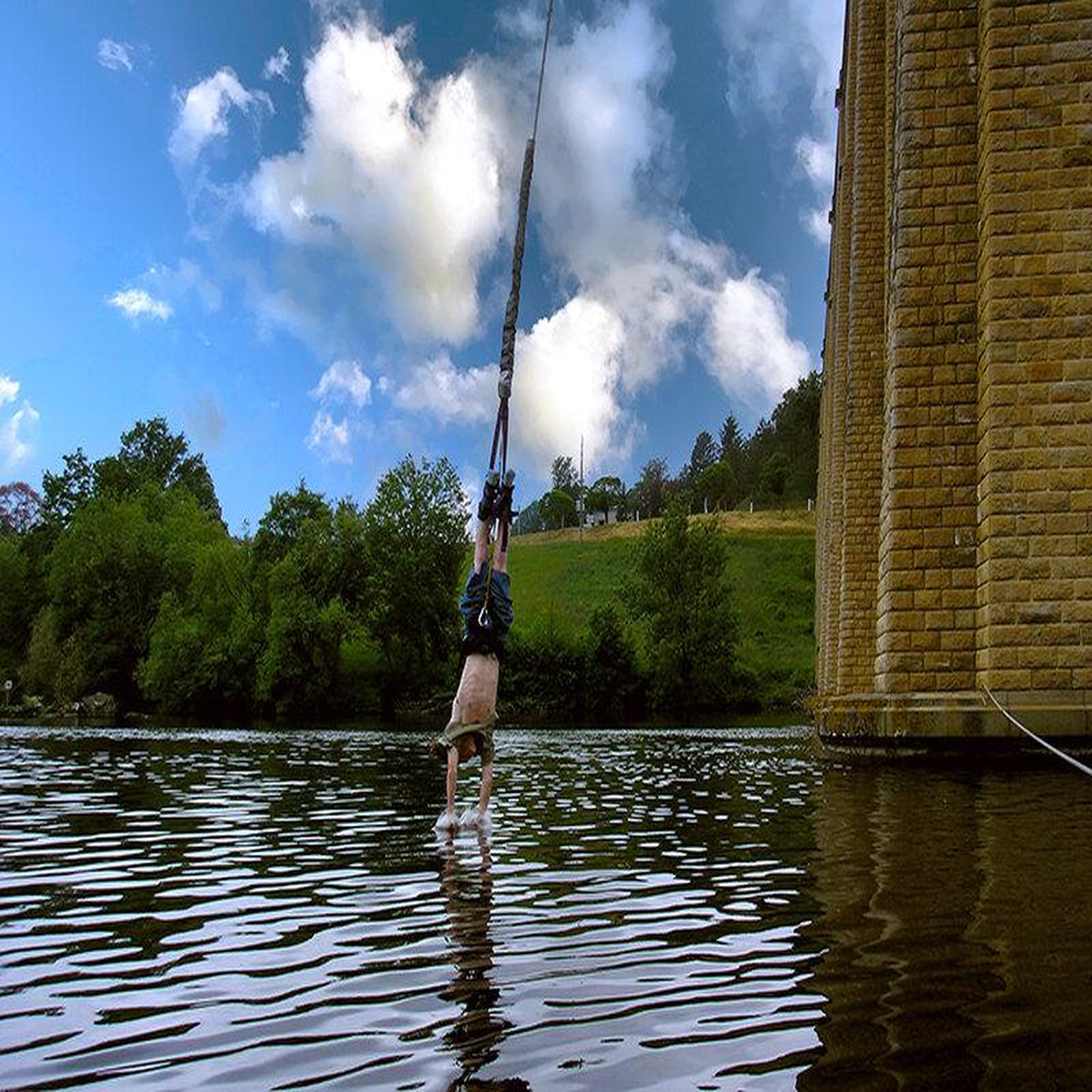 Voir la diapositive 3 : Smartbox Saut à l'élastique au viaduc de l'isle jourdain dans la vienne - coffret cadeau sport & aventure