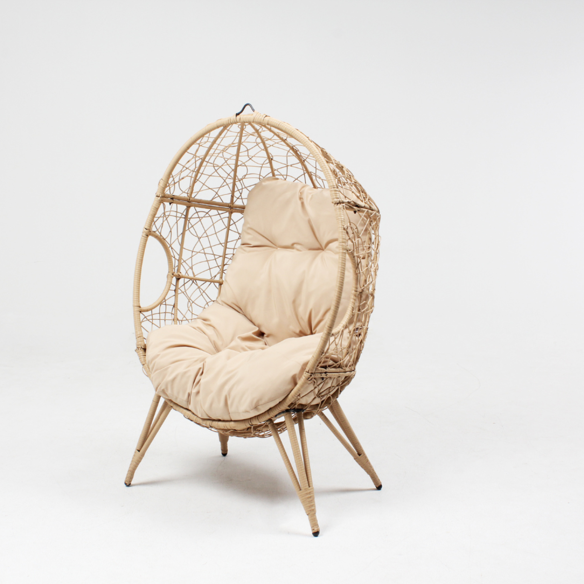 Voir la diapositive 5 : CONCEPT USINE Ensemble d'extérieur : fauteuil suspendu effet rotin et repose-pieds avec coussin beige jane