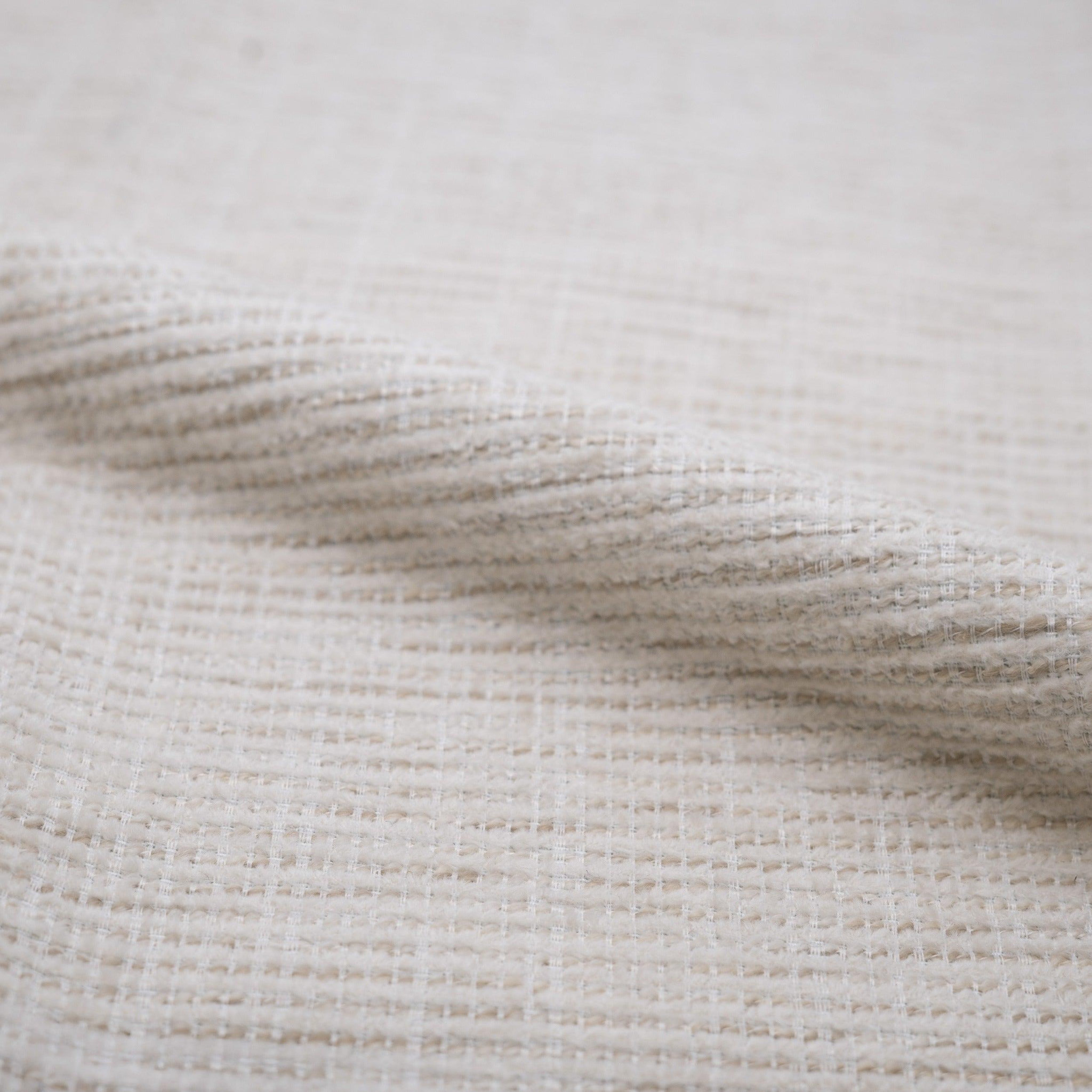 Voir la diapositive 3 : MAISON PAVANE Chaise en tissu blanc chiné et pieds en métal noir-andy