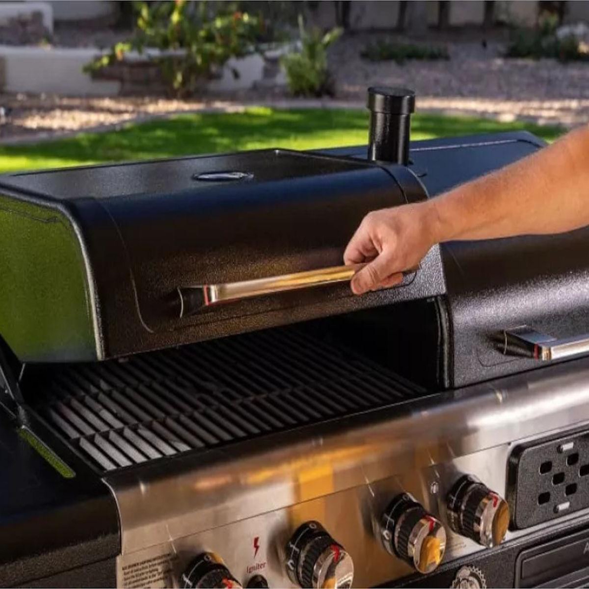 Voir la diapositive 6 : PITBOSS Barbecue gaz memphis 2.0, sur chariot , une zone de cuisson gaz, une charbon et un fumoir électrique 3 étages.
