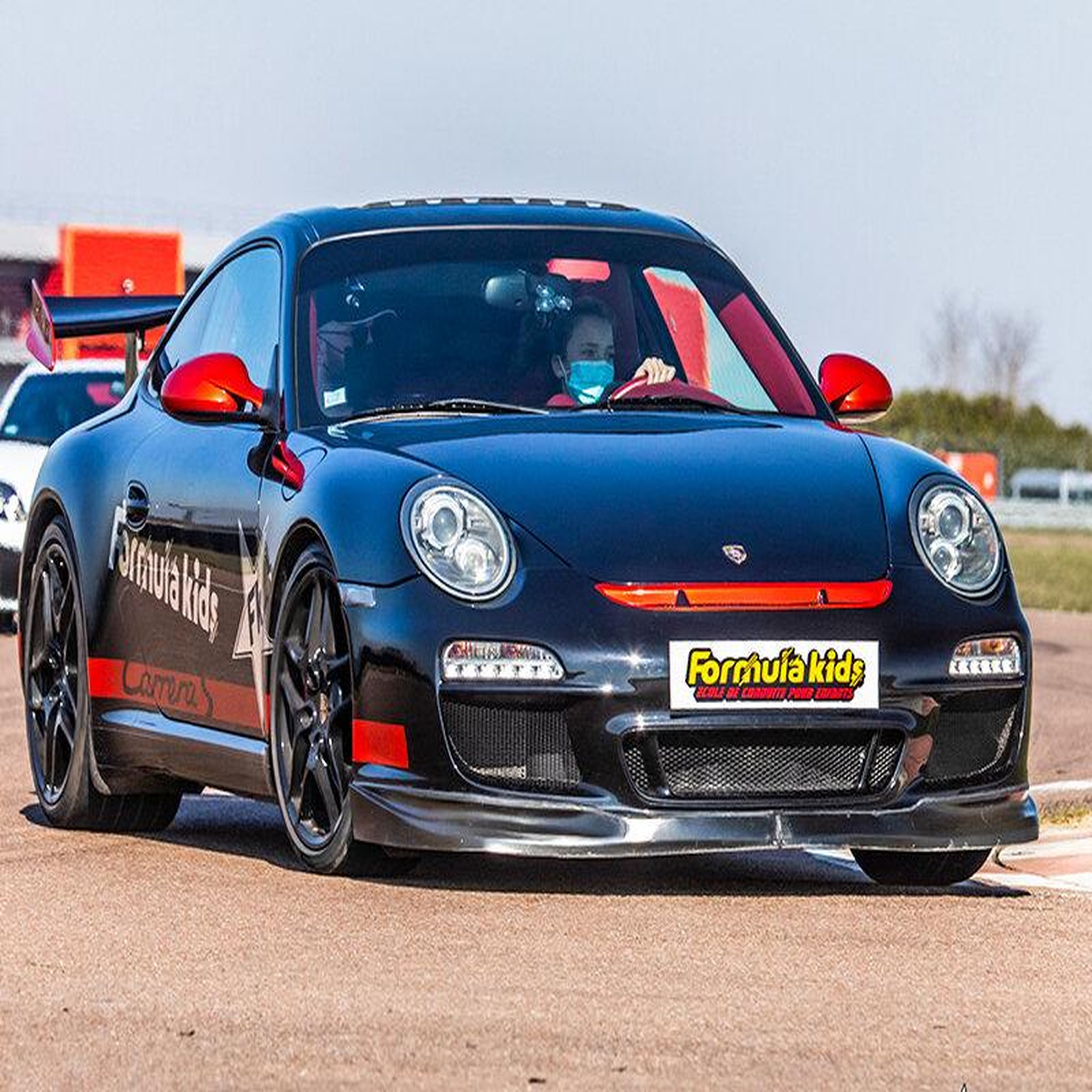 Voir la diapositive 2 : Smartbox Stage de pilotage enfant : 5 tours de circuit au volant d'une Porsche Carrera S 997 PDK Aerokit - Coffret Cadeau Sport & Aventure