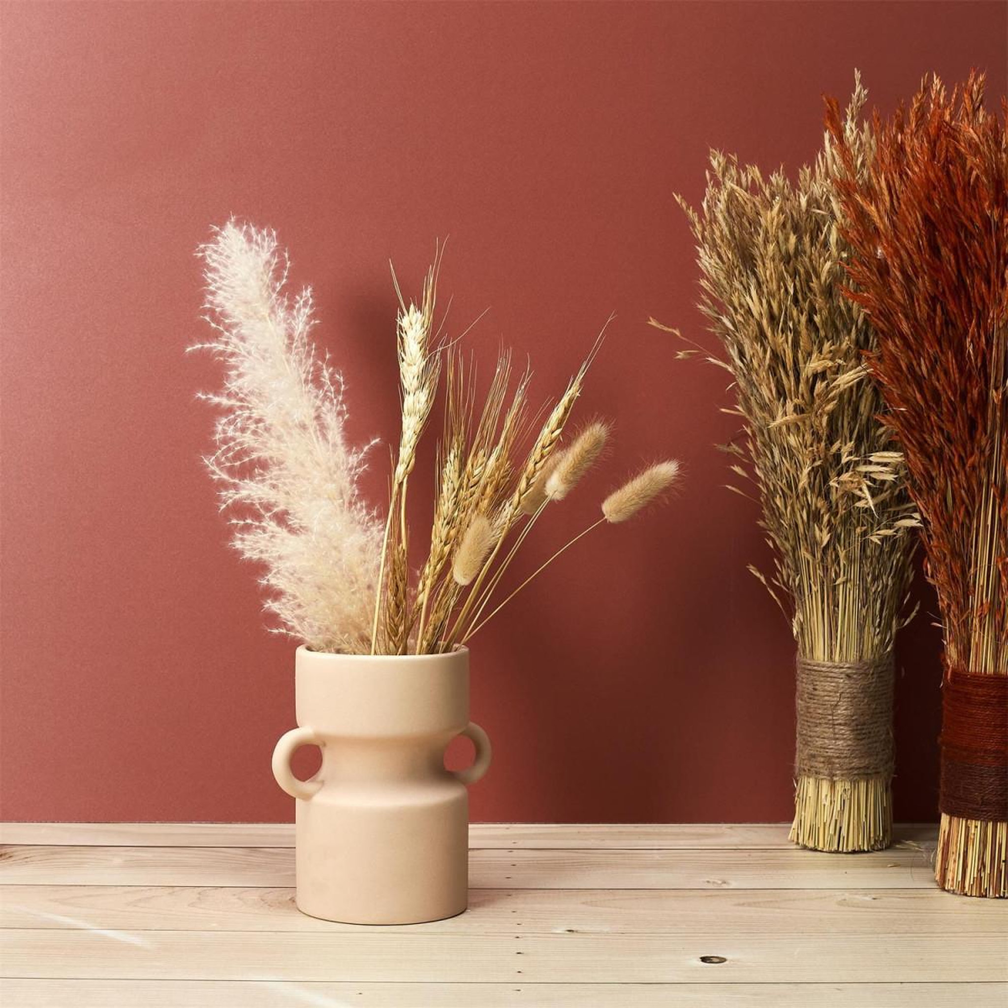 Voir la diapositive 3 : The Home Deco Factory Vase avec anse déco  arty  15cm beige nude