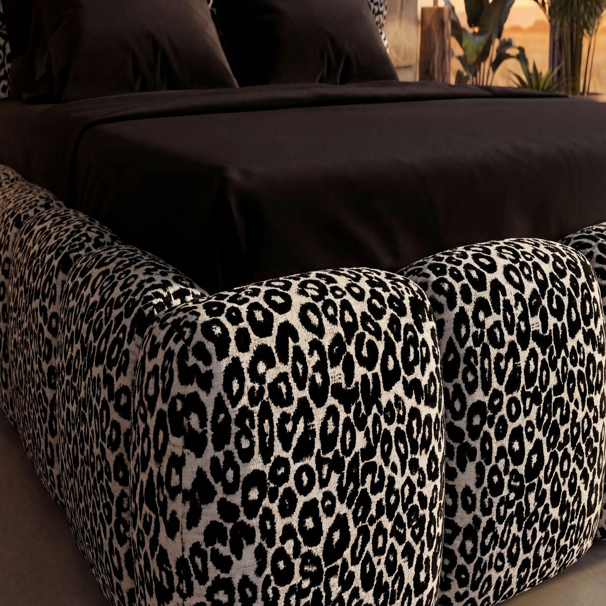Voir la diapositive 6 : CASANOVA PARIS Elise - lit coffre tissu imprimé animalier blanc
