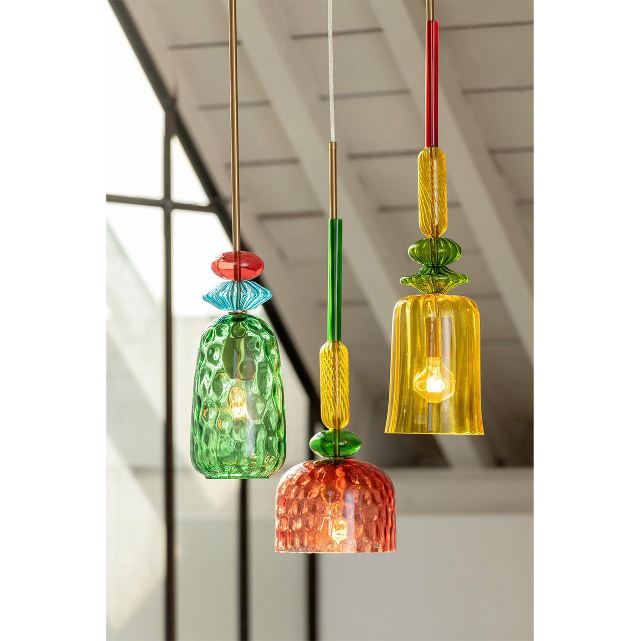 Voir la diapositive 4 : J-LINE Lampe suspension en verre  zoe  160cm jaune