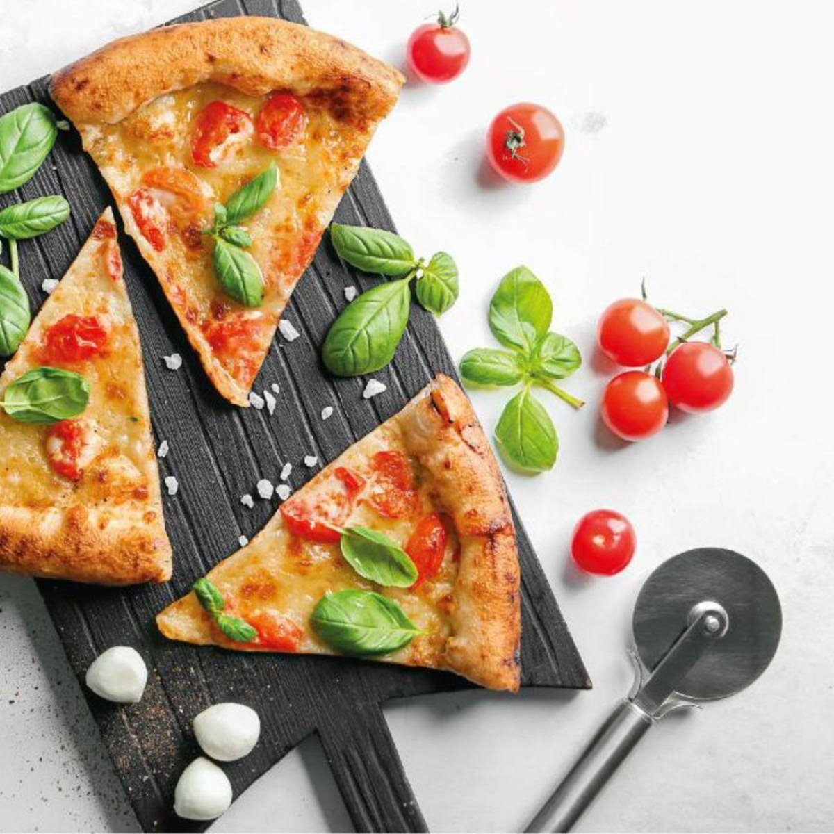 ZENKER Ensemble pour pizza avec une plaque de cuisson four, 4 planches à pizza rondes et une roulette à pizza Fackelmann