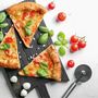 Voir la diapositive 4 : ZENKER Ensemble pour pizza avec une plaque de cuisson four, 4 planches à pizza rondes et une roulette à pizza Fackelmann