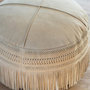Voir la diapositive 4 : Paris Prix Pouf Rond en Cuir à Franges  India  50cm Gris