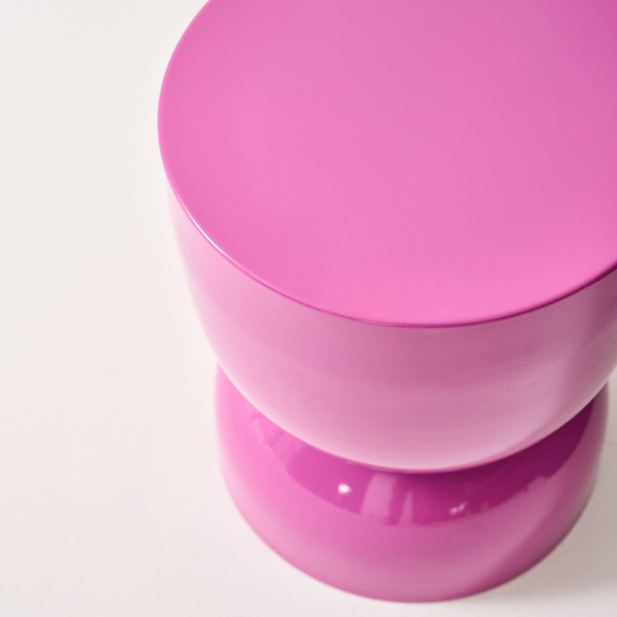 SWEEEK Table d'appoint. bout de canapé. table de chevet en métal effet glossy rose Madi Ø32 x H 42cm