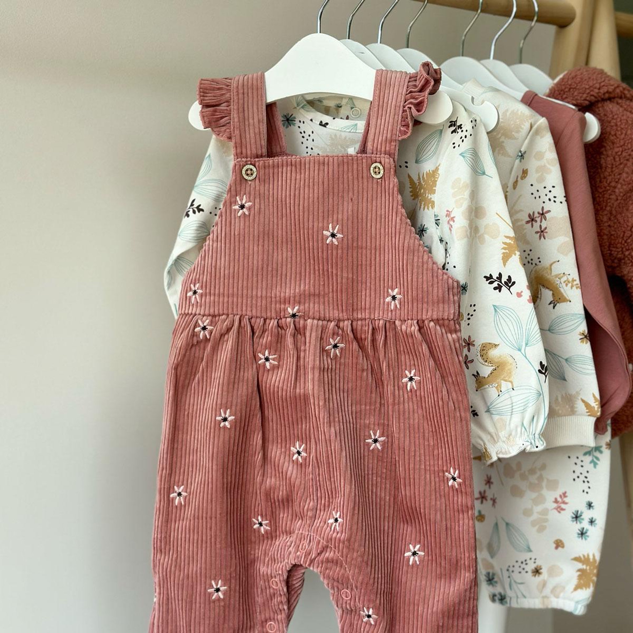 Voir la diapositive 4 : Petit Béguin Salopette bébé en velours côtelé Bloom