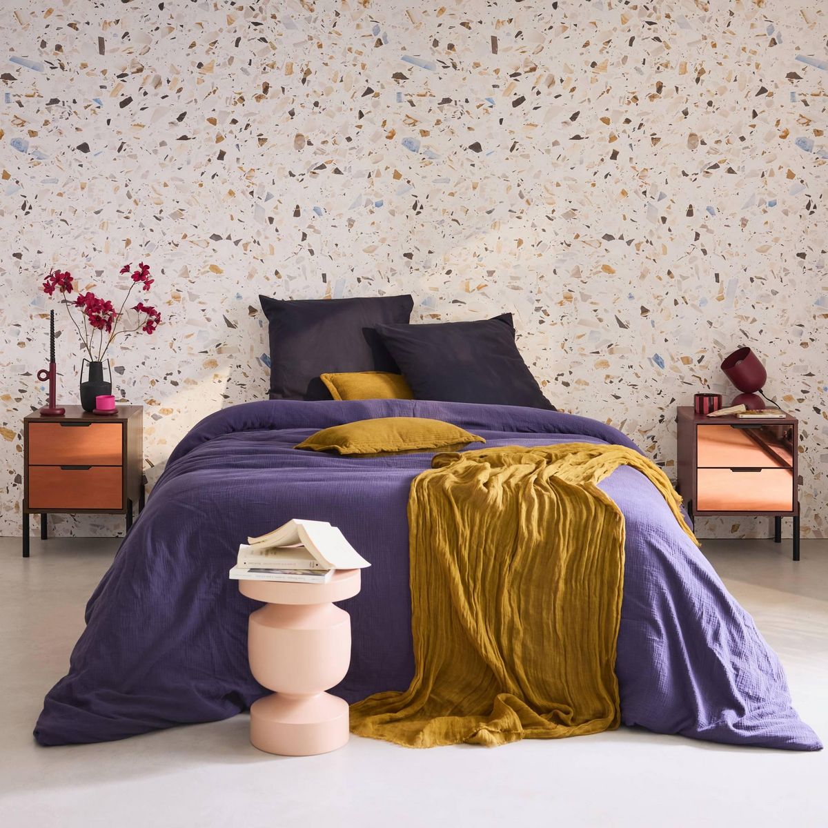 SWEEEK Lot de 2 tables de chevet vintage 2 tiroirs décor bois et vitres fumées. L 43 x P 38 x H 54.8cm