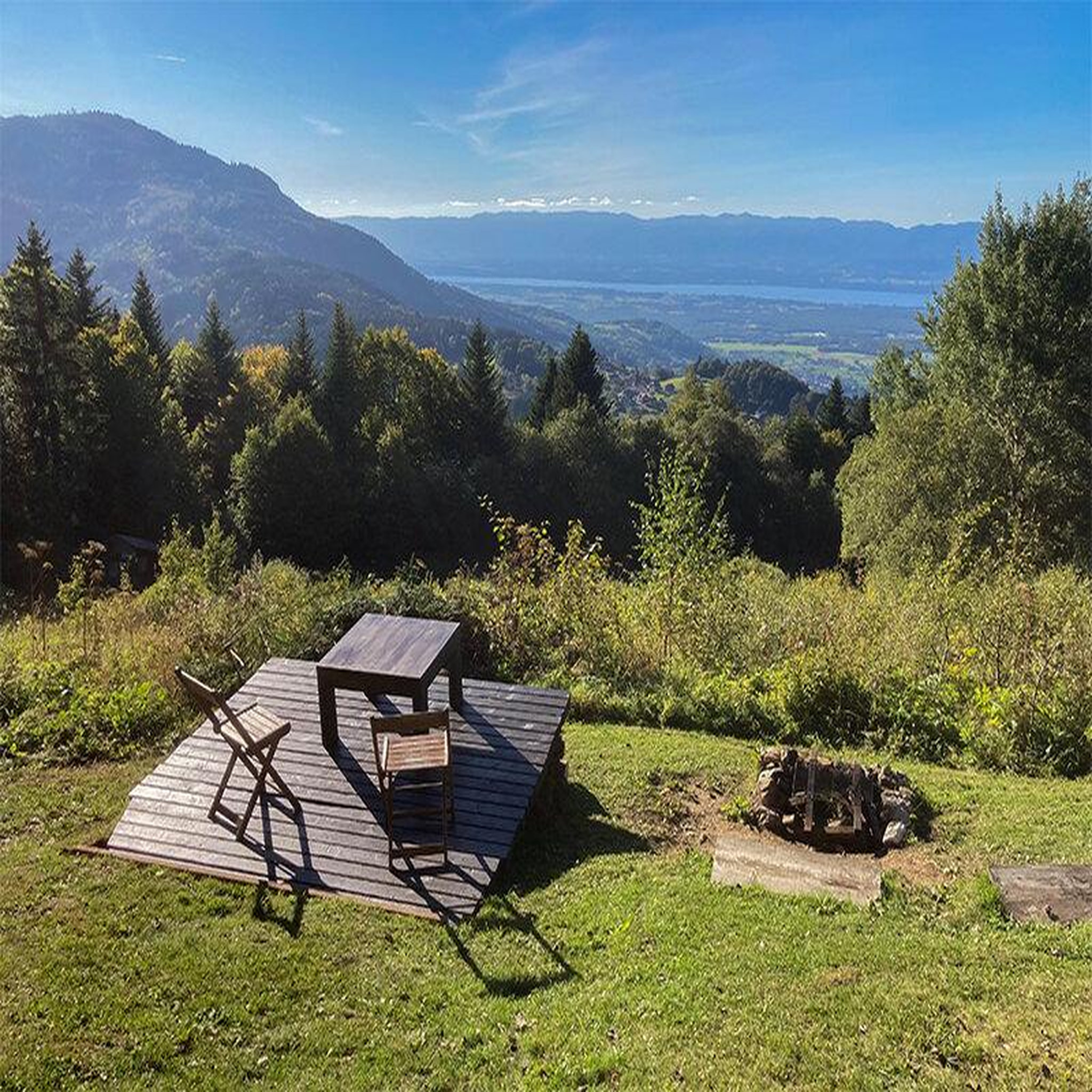 Voir la diapositive 3 : Smartbox Séjour insolite : 3 jours en cabane près de genève avec bouteille de crémant - coffret cadeau séjour