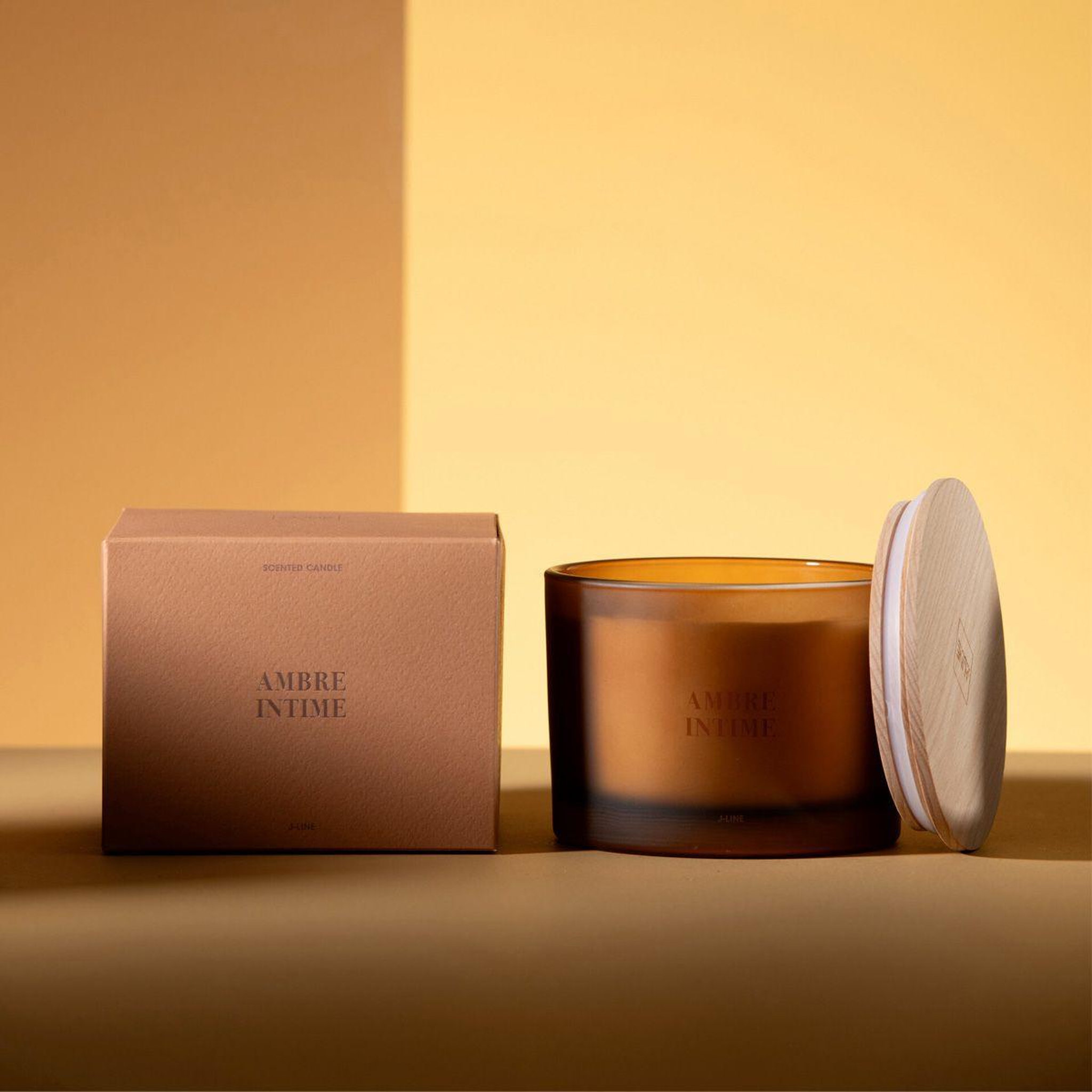 Voir la diapositive 5 : J-LINE Bougie parfumée  accords essentiels  10cm ambre intime