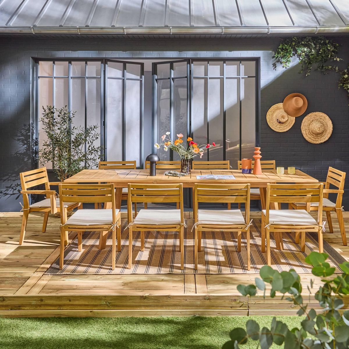 SWEEEK Table de jardin extensible bois d'acacia + 10 assises 2 fauteuils 8 chaises PALENA et MERINA 275 x 100 x 75 cm naturel et beige