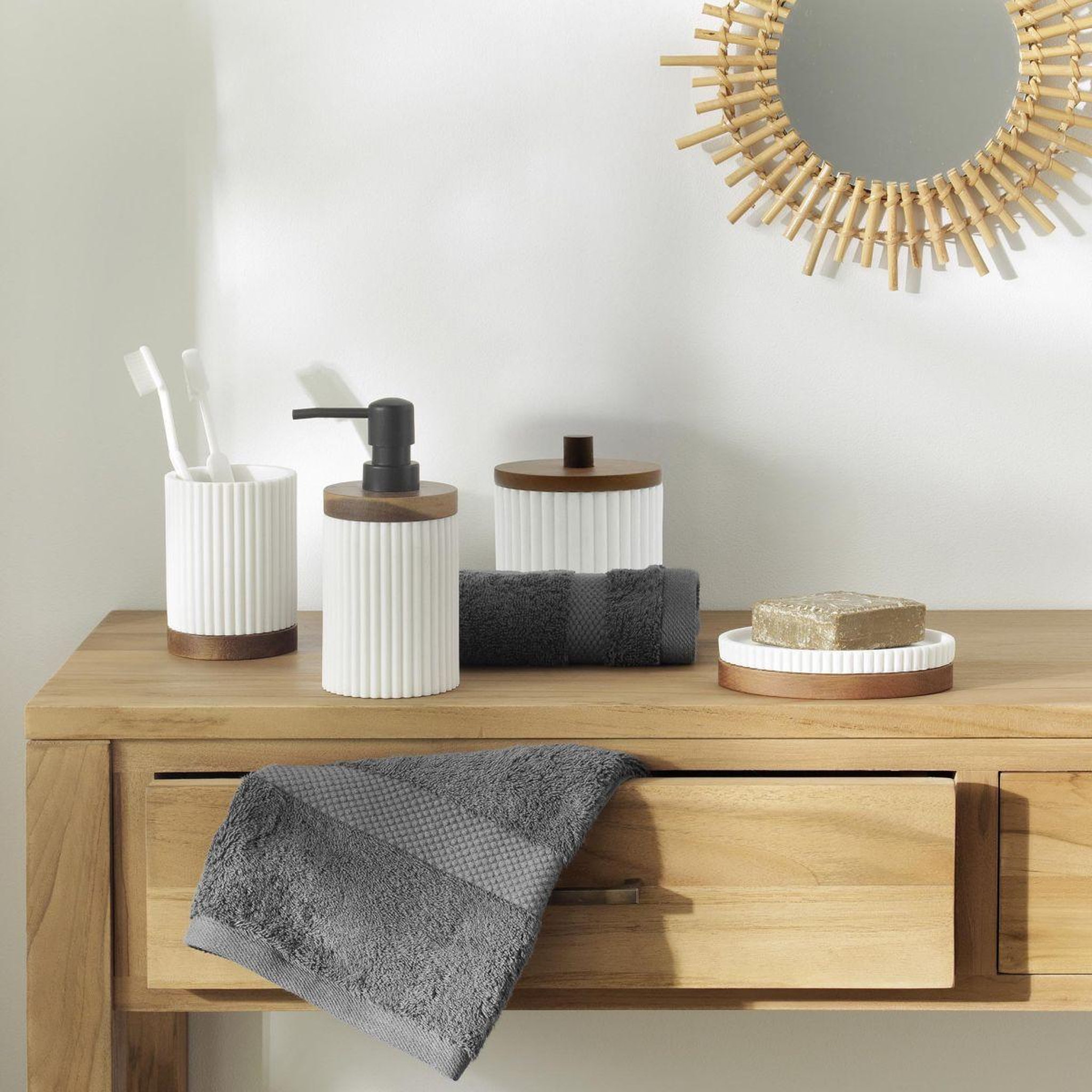 Voir la diapositive 5 : Douceur d'Intérieur Pot à cotons design  niagara  10cm blanc