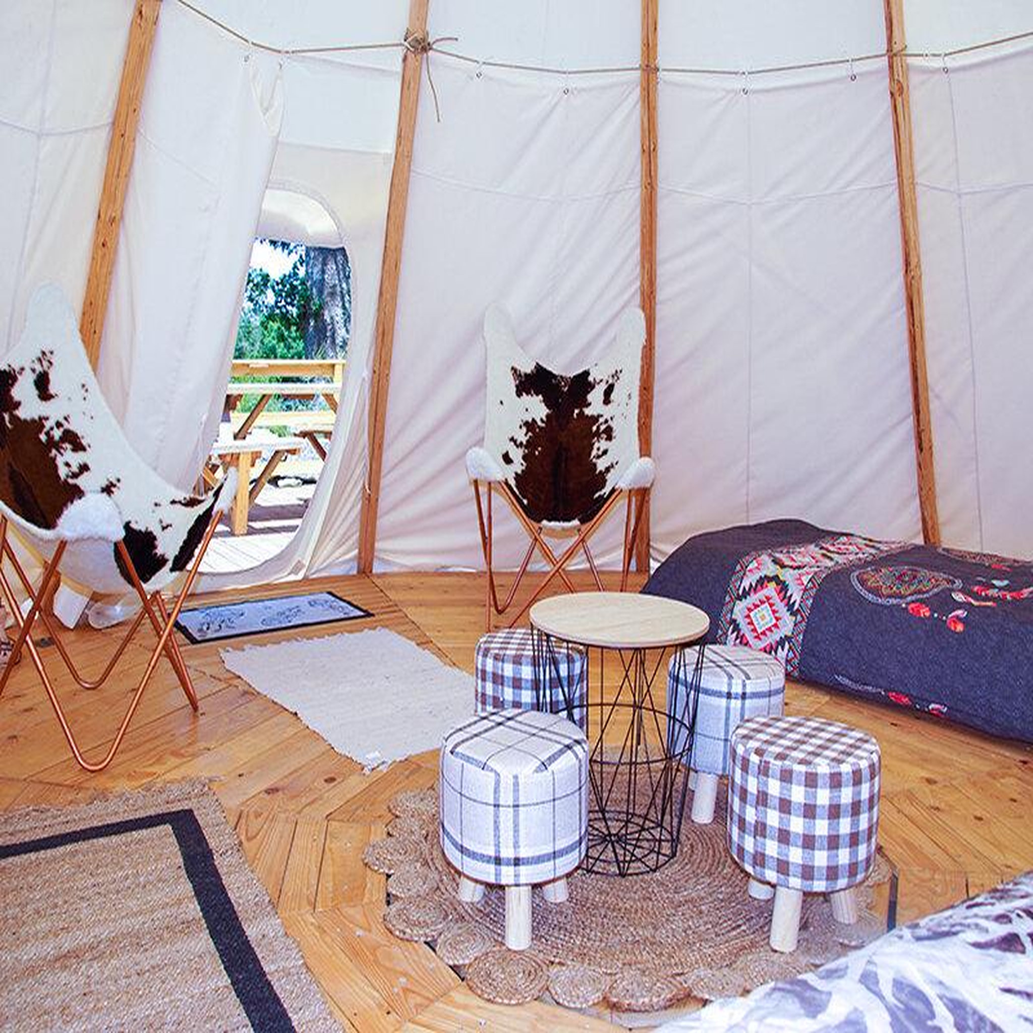 Voir la diapositive 3 : Smartbox 2 jours insolites en famille dans un tipi près des volcans d'auvergne - coffret cadeau séjour