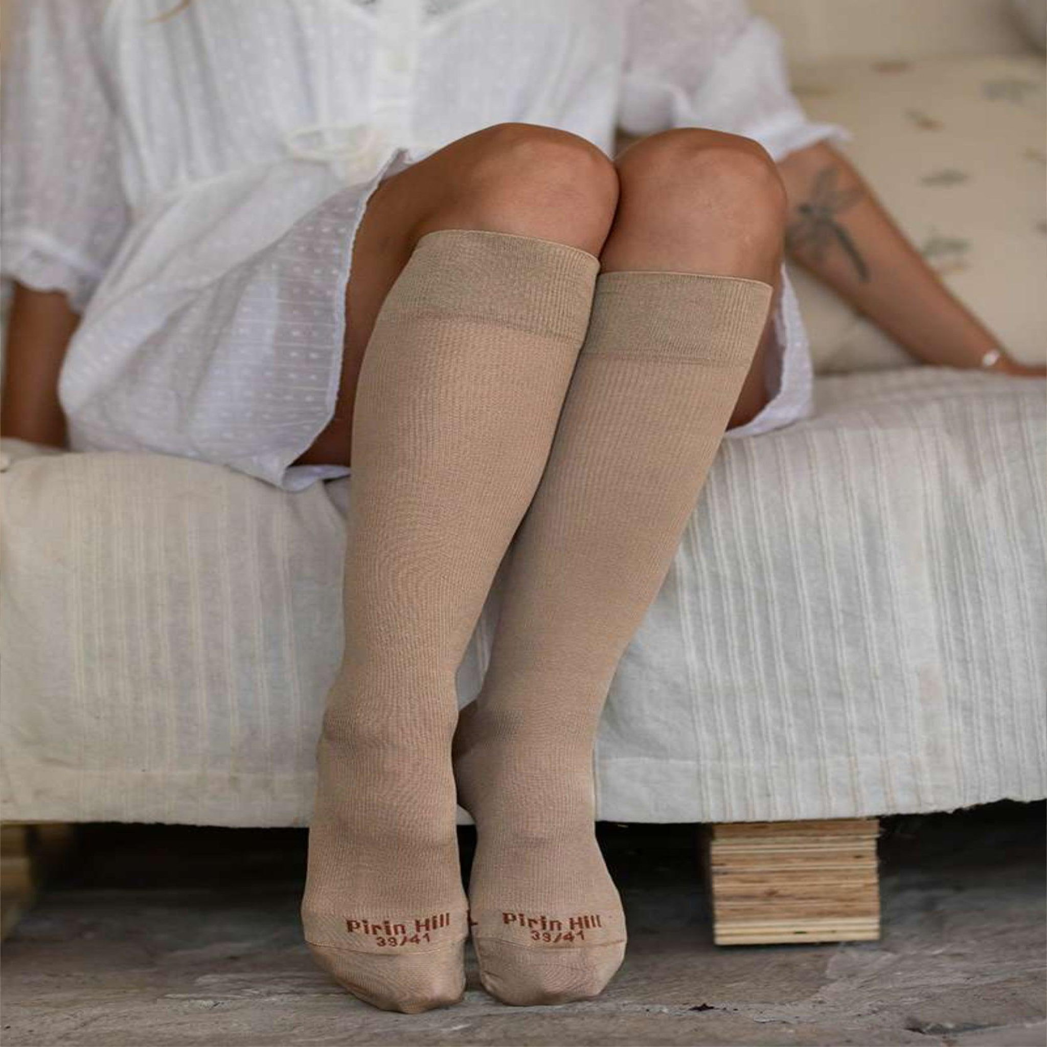 Voir la diapositive 2 : PIRIN HILL Chaussettes compression haut-mollet coton mercerisé - beige