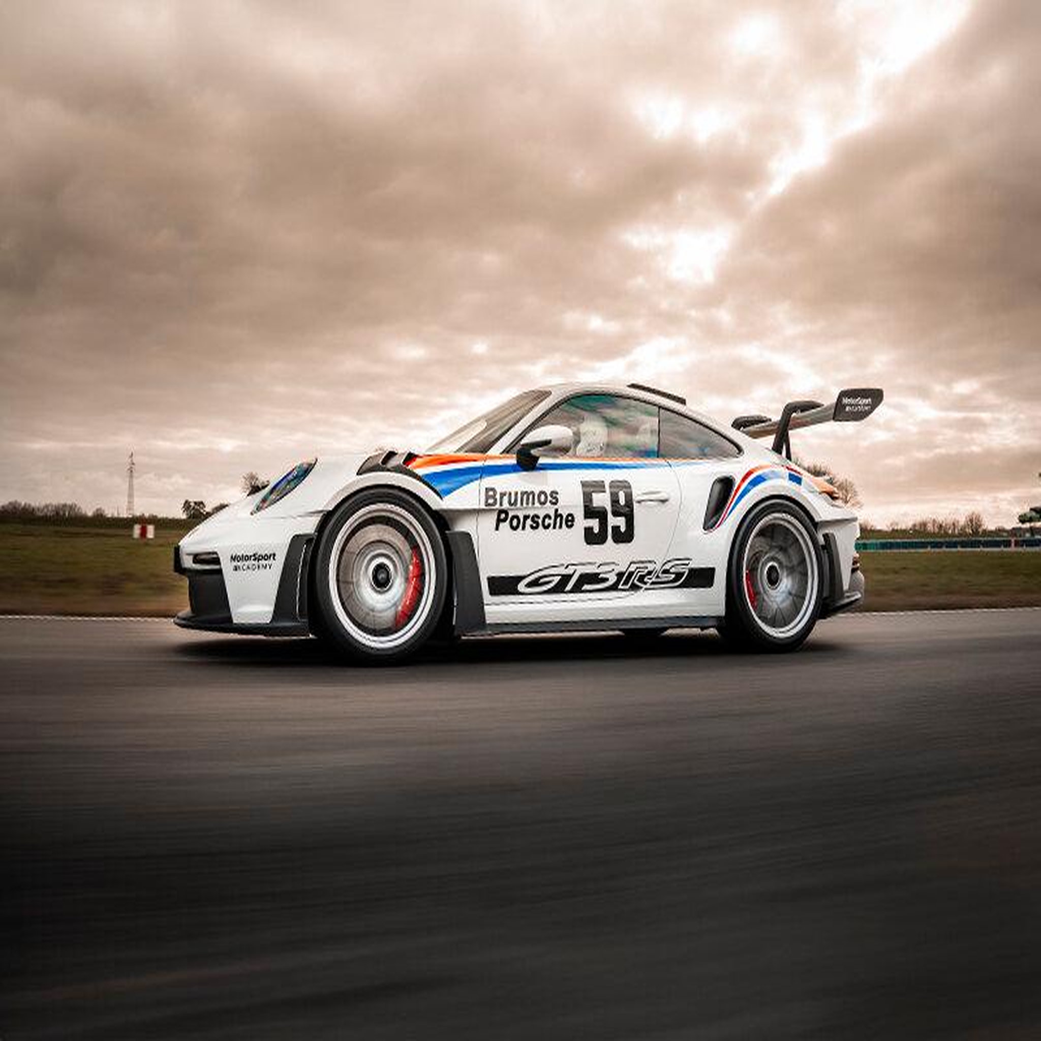 Voir la diapositive 3 : Smartbox Stage de pilotage : 2 tours sur le circuit de Fay de Bretagne en Porsche 992 GT3 RS - Coffret Cadeau Sport & Aventure