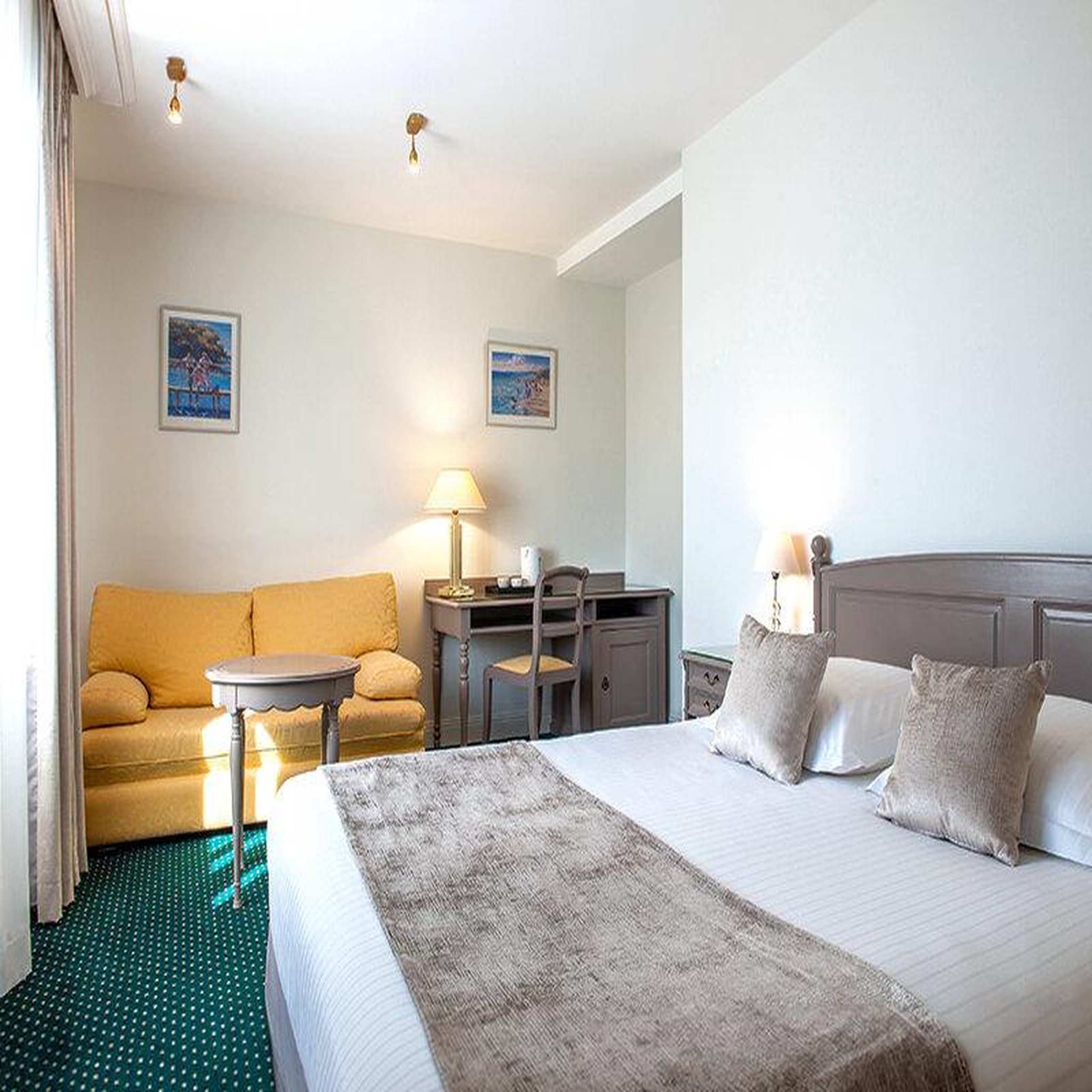 Voir la diapositive 2 : Smartbox 3 jours de charme en famille près de saint-malo dans un hôtel 4* avec piscine - coffret cadeau séjour