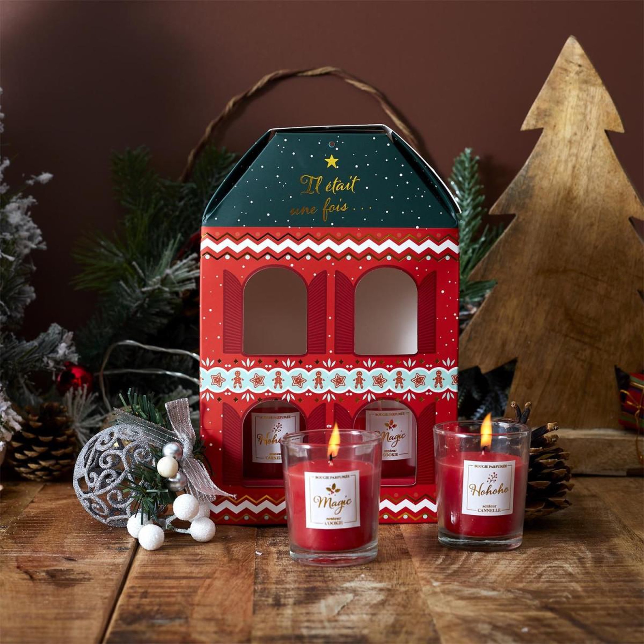 Voir la diapositive 4 : The Home Deco Factory Coffret 4 bougies parfumées maison  noël  18cm rouge