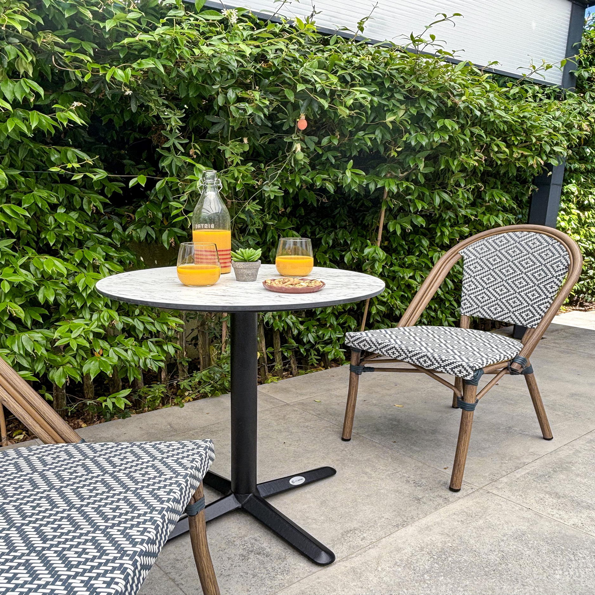 Voir la diapositive 3 : DCB GARDEN Ensemble repas de jardin en acier et plateau rond en HPL (2 places)