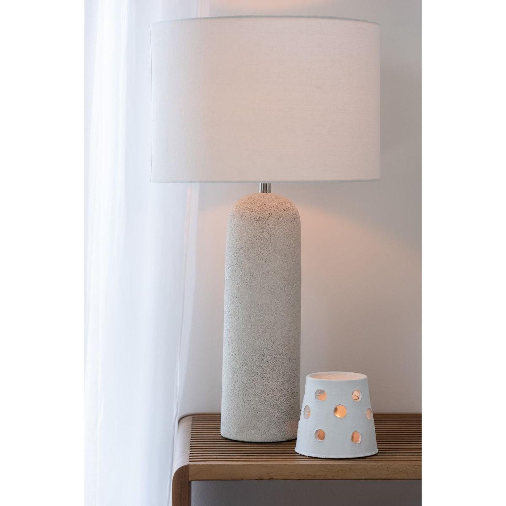Voir la diapositive 4 : J-LINE Lampe à poser design  isla  68cm blanc