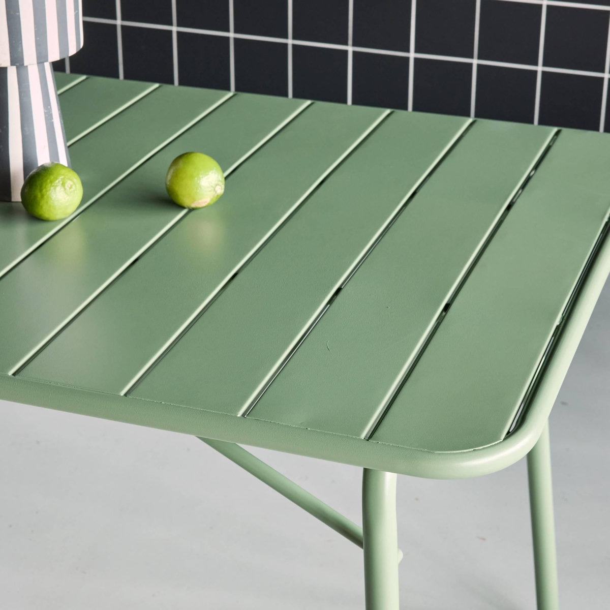 SWEEEK Table de jardin pliante métal 6 places, Amelia 141,2 x 80 x 72,5cm