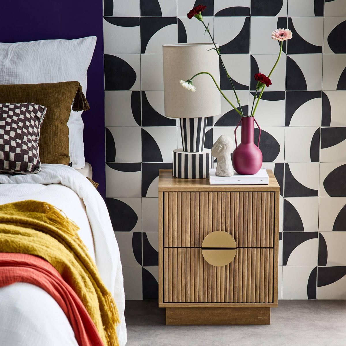 SWEEEK Table de chevet 2 tiroirs décor bois de manguier rainuré. poignées en métal doré. L42 x P38 x H50cm