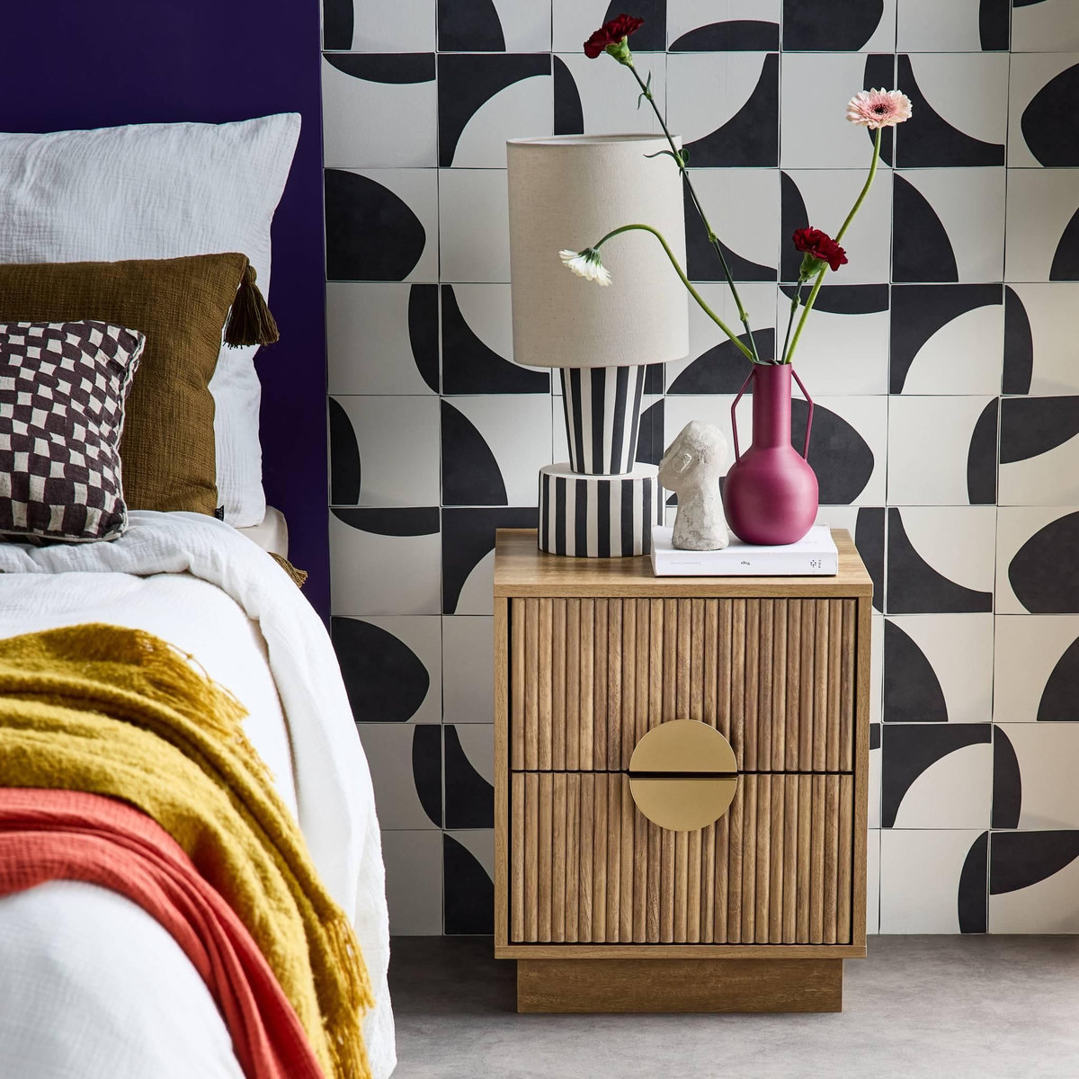 SWEEEK Table de chevet 2 tiroirs décor bois de manguier rainuré. poignées en métal doré. L42 x P38 x H50cm