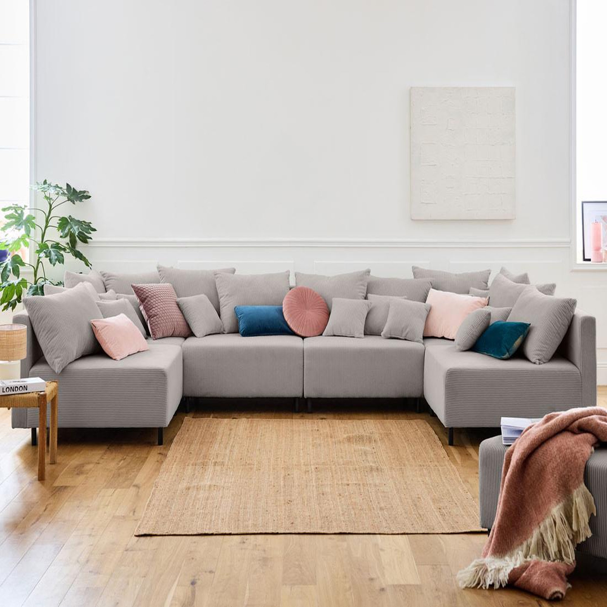 LISA DESIGN Edinburg - canapé modulable panoramique 6 places - en velours côtelé. Coloris disponibles : Noir, Gris, Bleu, Beige, Jaune, Orange, Vert