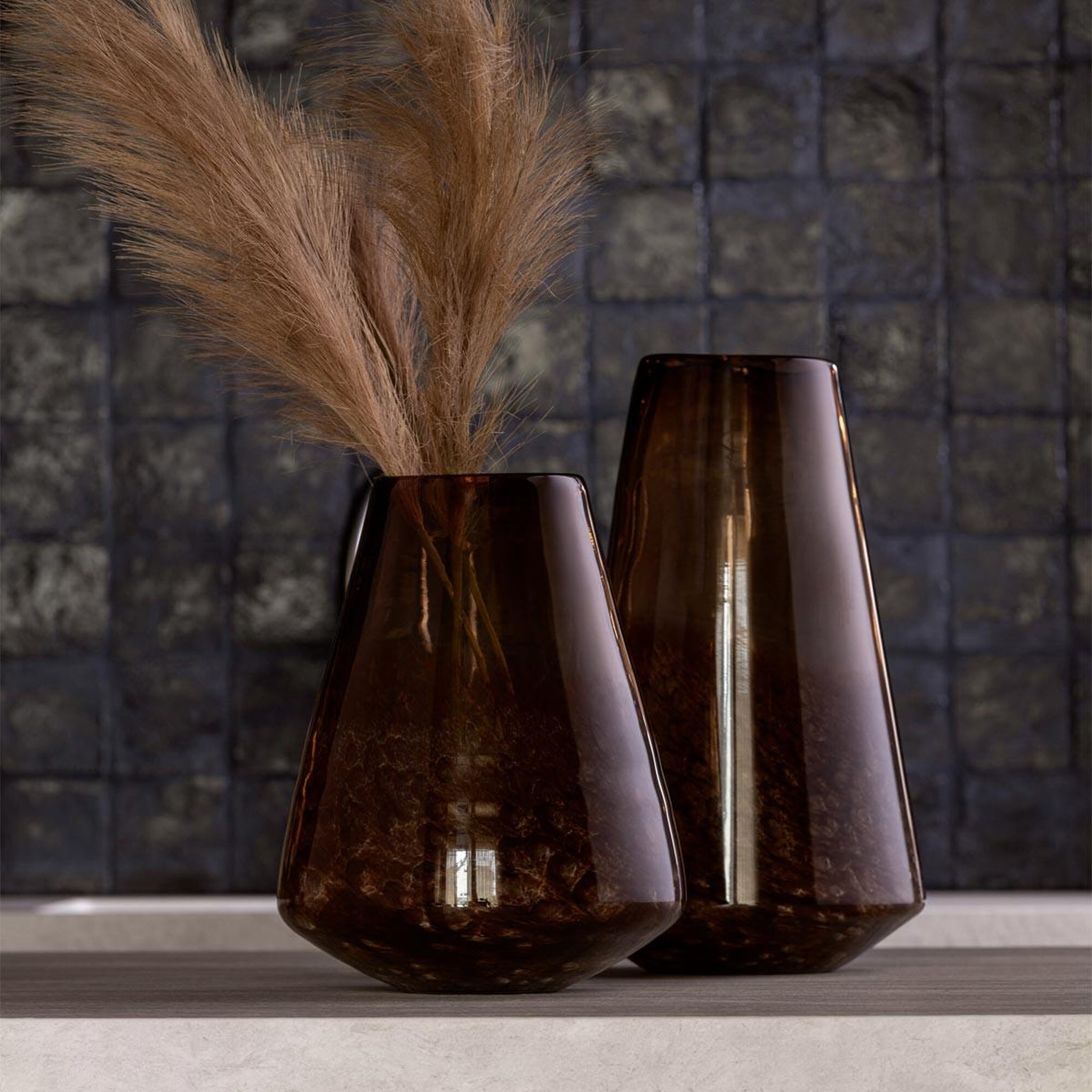 Voir la diapositive 3 : J-LINE Vase cône en verre  lester  29cm marron foncé