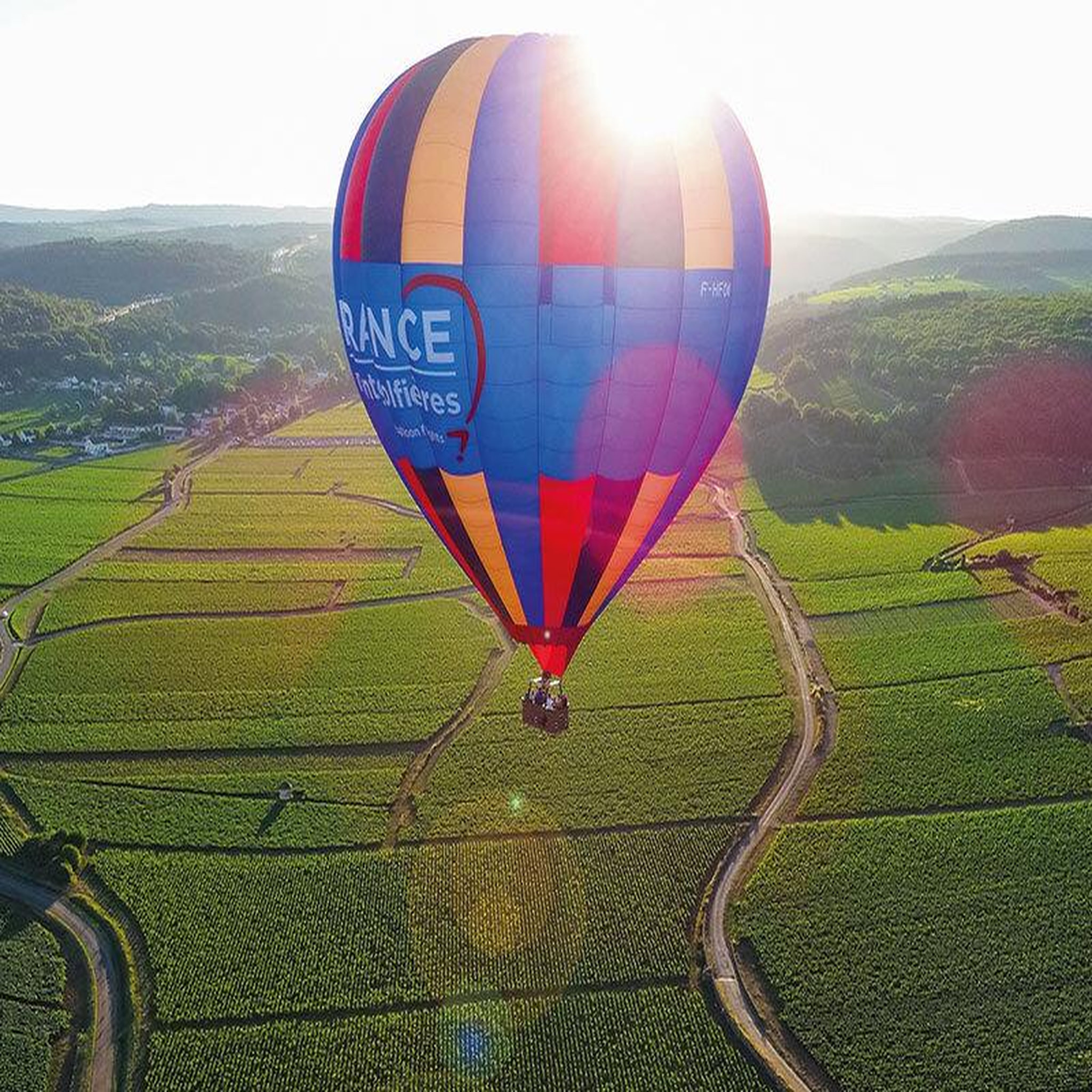 Voir la diapositive 2 : Smartbox Vol en montgolfière pour 2 au-dessus des vignobles de bourgogne en semaine - coffret cadeau sport & aventure