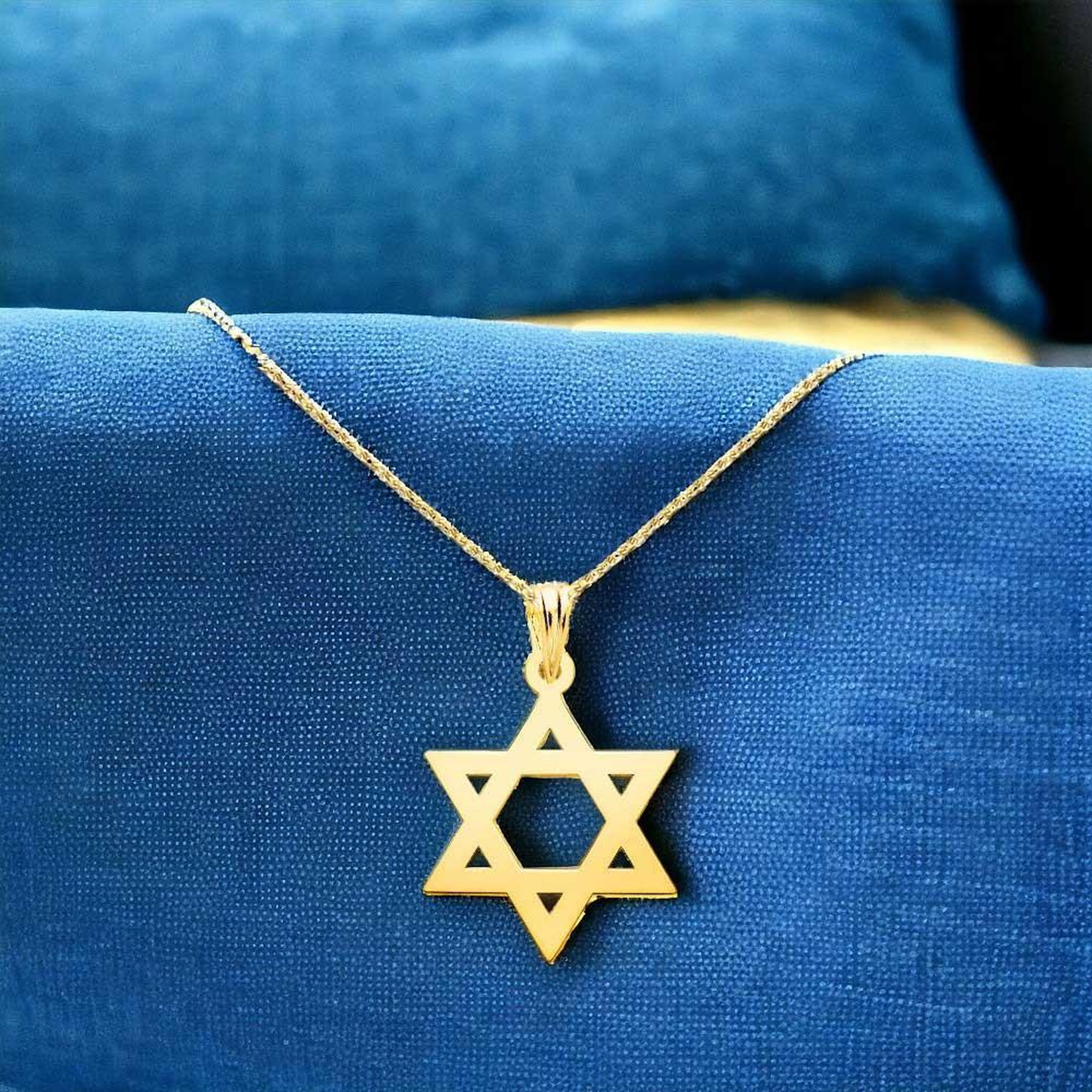Voir la diapositive 2 : L'ATELIER D'AZUR Collier - Pendentif Etoile de David Or 18 Carats 750/000 Jaune - Chaine Dorée