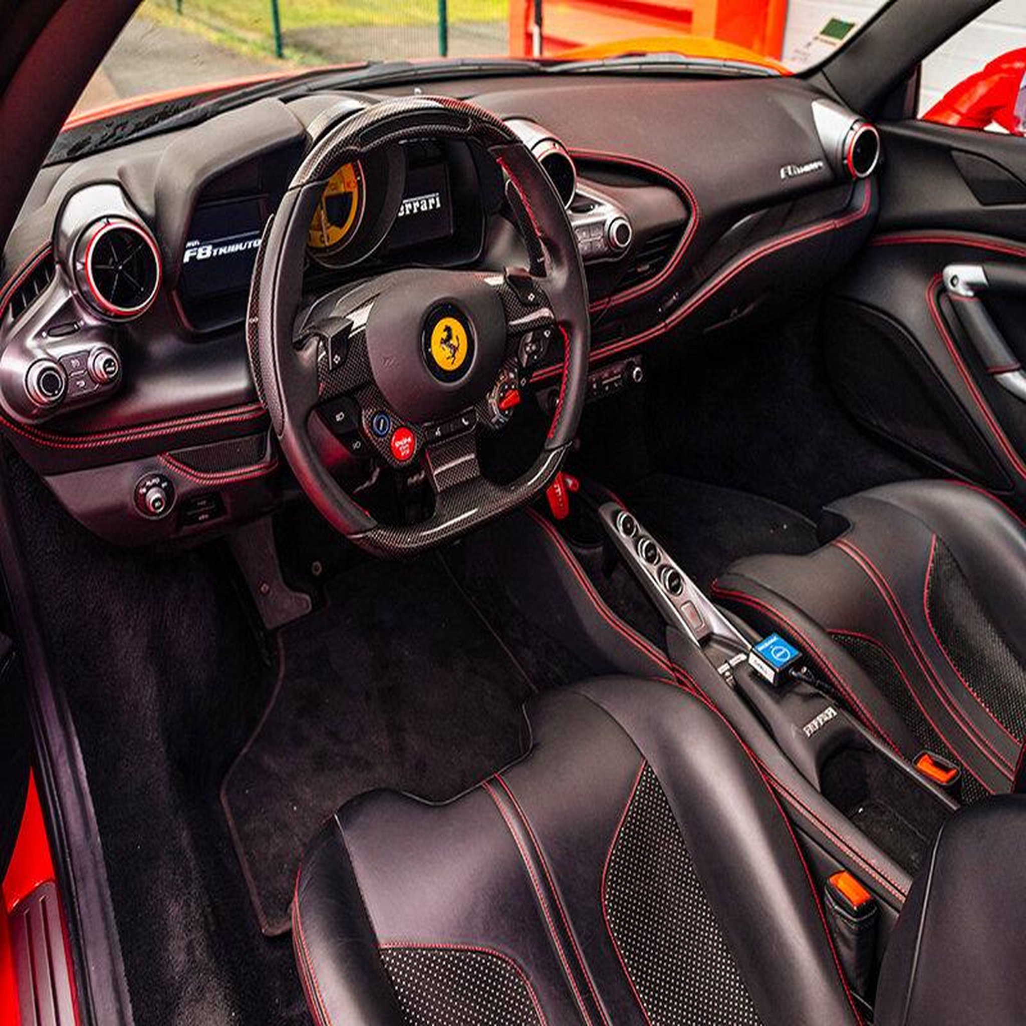 Voir la diapositive 4 : Smartbox Stage de pilotage : 2 tours sur le circuit de vaison en ferrari f8 - coffret cadeau sport & aventure