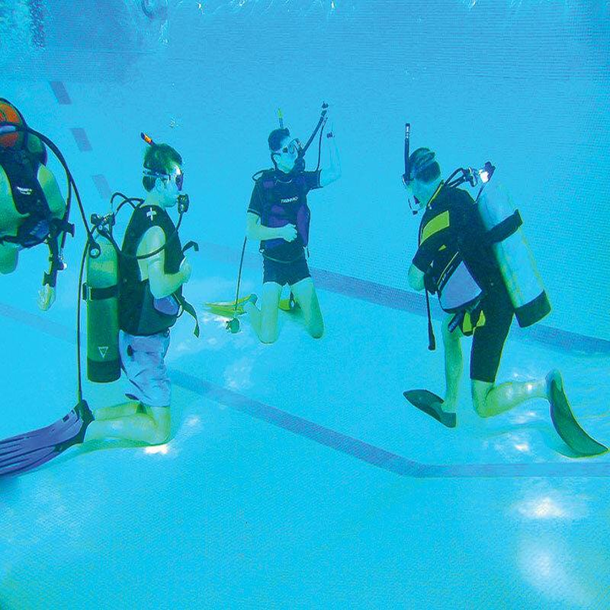 Voir la diapositive 3 : Smartbox Baptême de plongée en duo dans une piscine à Paris - Coffret Cadeau Sport & Aventure