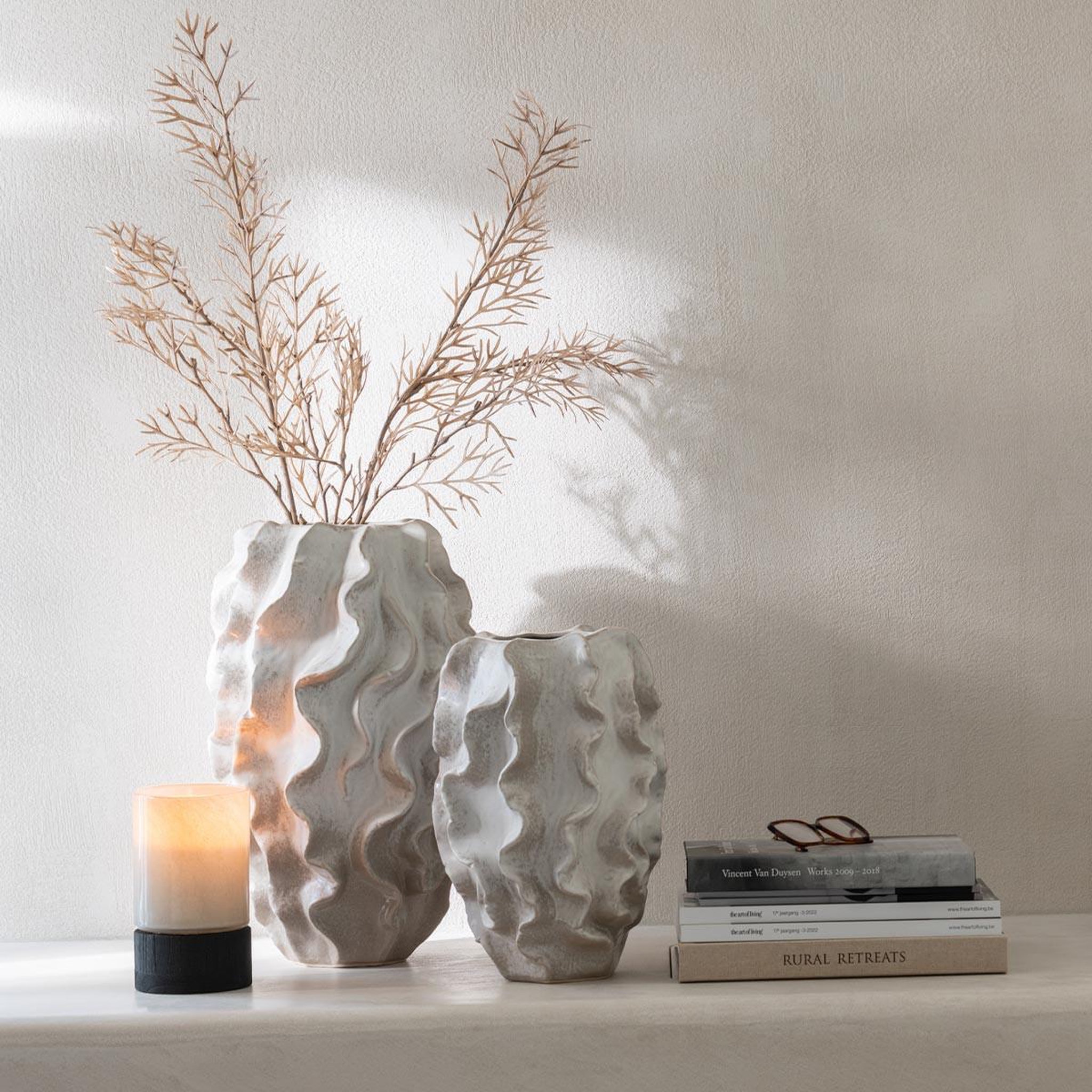 Voir la diapositive 3 : J-LINE Vase abstrait vagues  dewayne  37cm beige