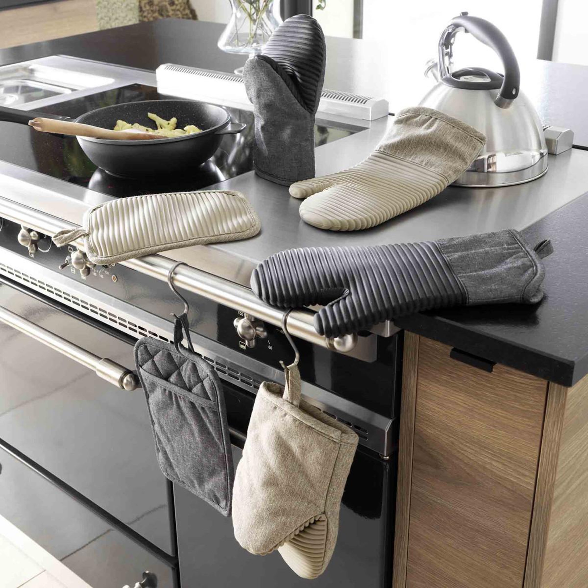 Voir la diapositive 3 : Douceur d'Intérieur Gant de cuisine à pince  adam  24cm beige lin