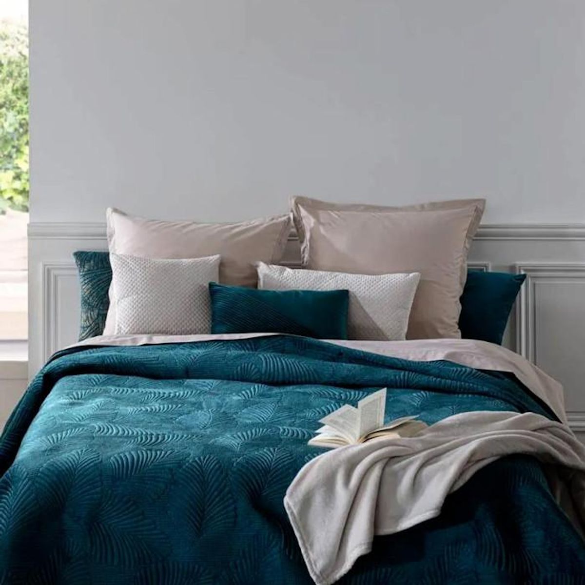 ATMOSPHERA Dessus de lit en polyester, effet velours, broderies feuilles - 260x240 cm - Bleu Canard