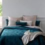 Voir la diapositive 4 : ATMOSPHERA Dessus de lit en polyester, effet velours, broderies feuilles - 260x240 cm - Bleu Canard