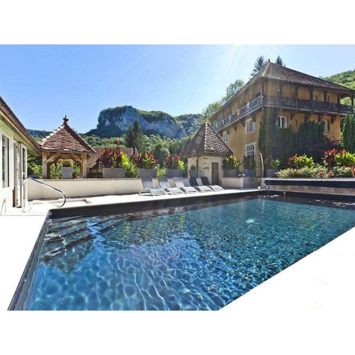 Smartbox 2 jours en suite avec accès au bain bouillonnant dans un hôtel 4* près de Besançon - Coffret Cadeau Séjour