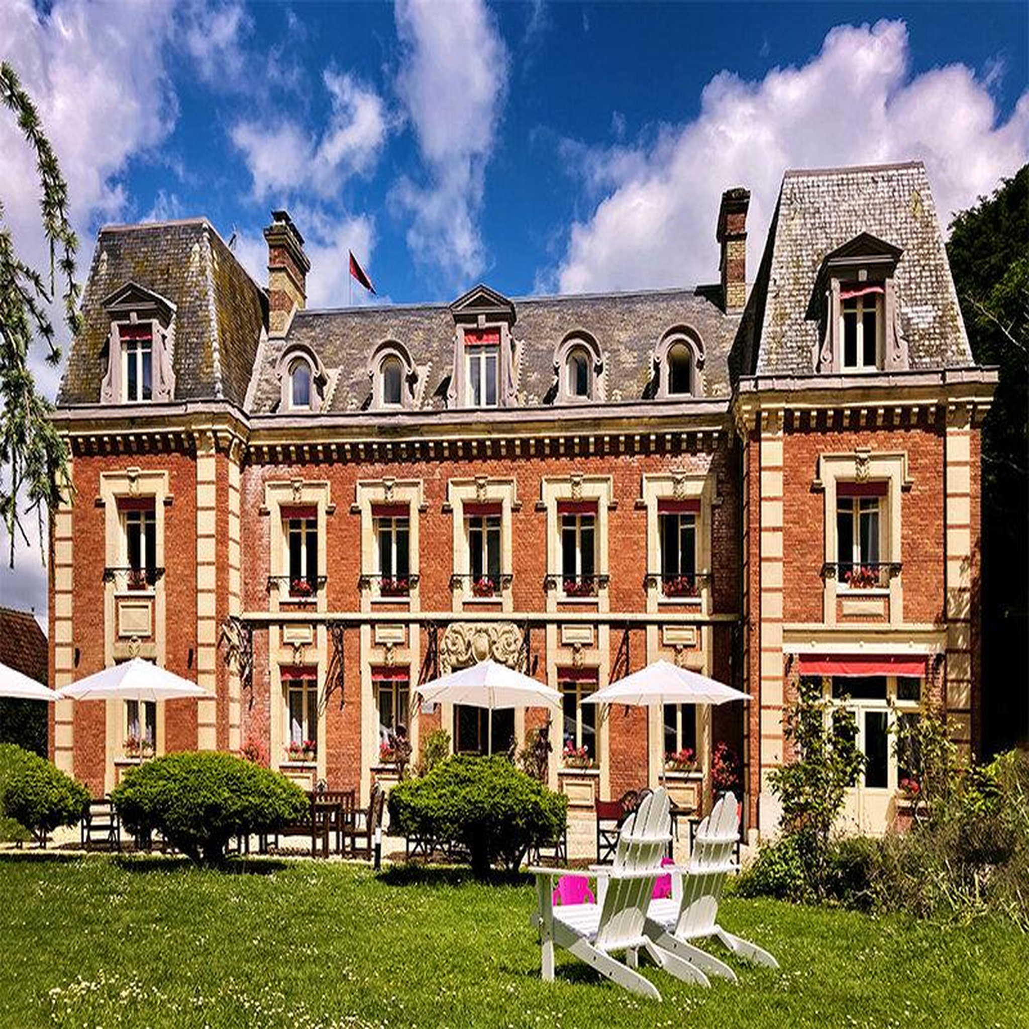 Voir la diapositive 2 : Smartbox Séjour premium de 2 jours en château avec activité - coffret cadeau séjour