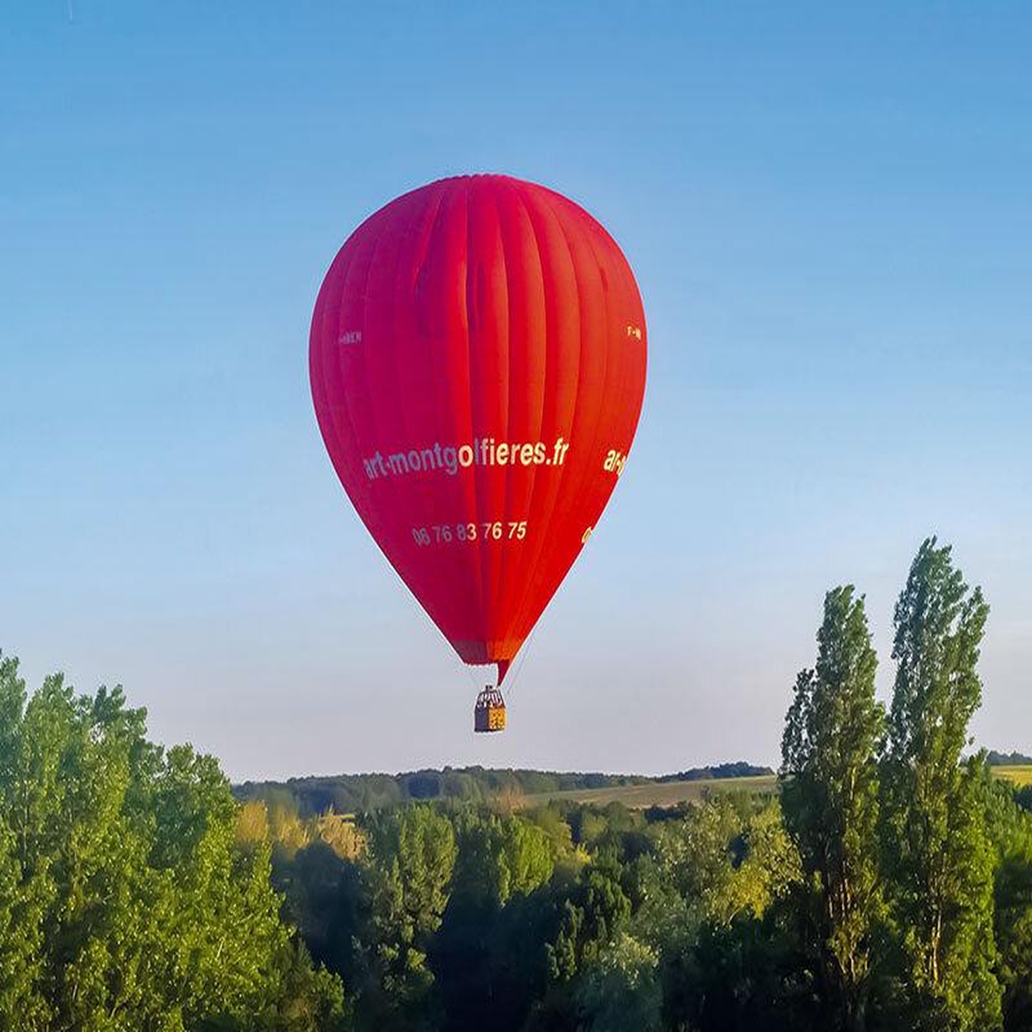 Voir la diapositive 2 : Smartbox Vol en montgolfière pour 2 personnes près de tours - coffret cadeau sport & aventure