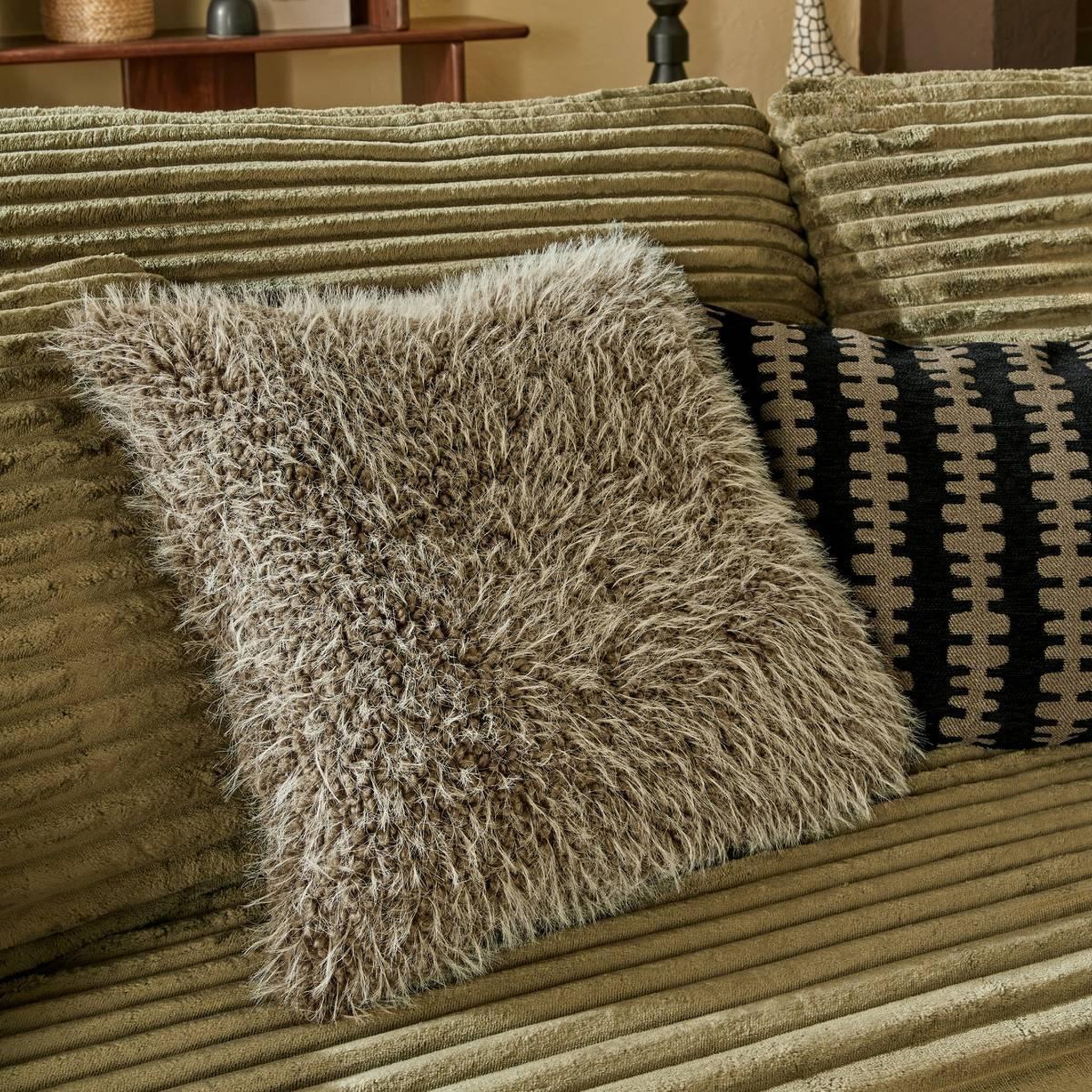 Voir la diapositive 6 : ATMOSPHERA Coussin imitation fourrure  nyero  45x45cm kaki