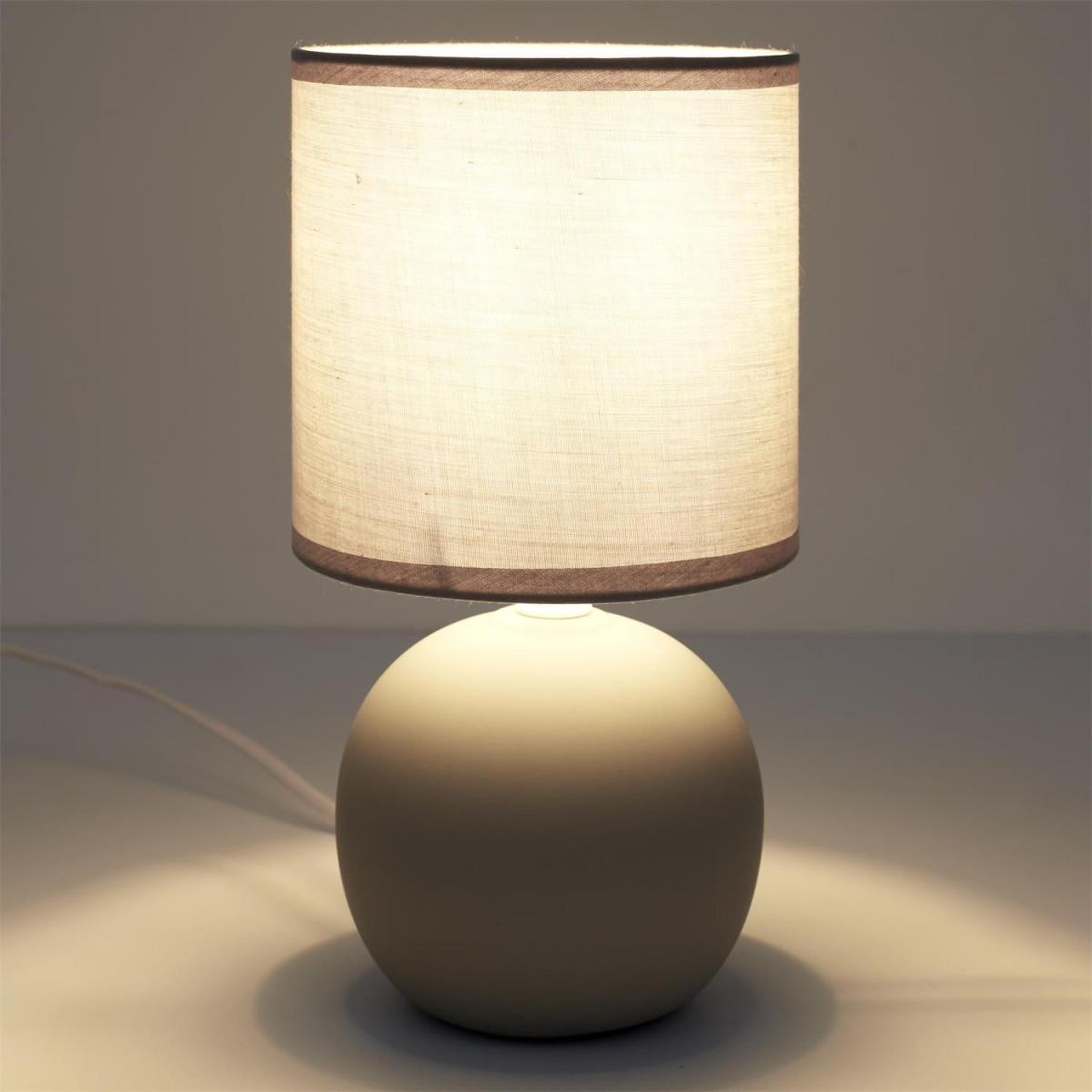 Voir la diapositive 3 : The Home Deco Factory Lampe à poser en céramique  loraine  25cm taupe